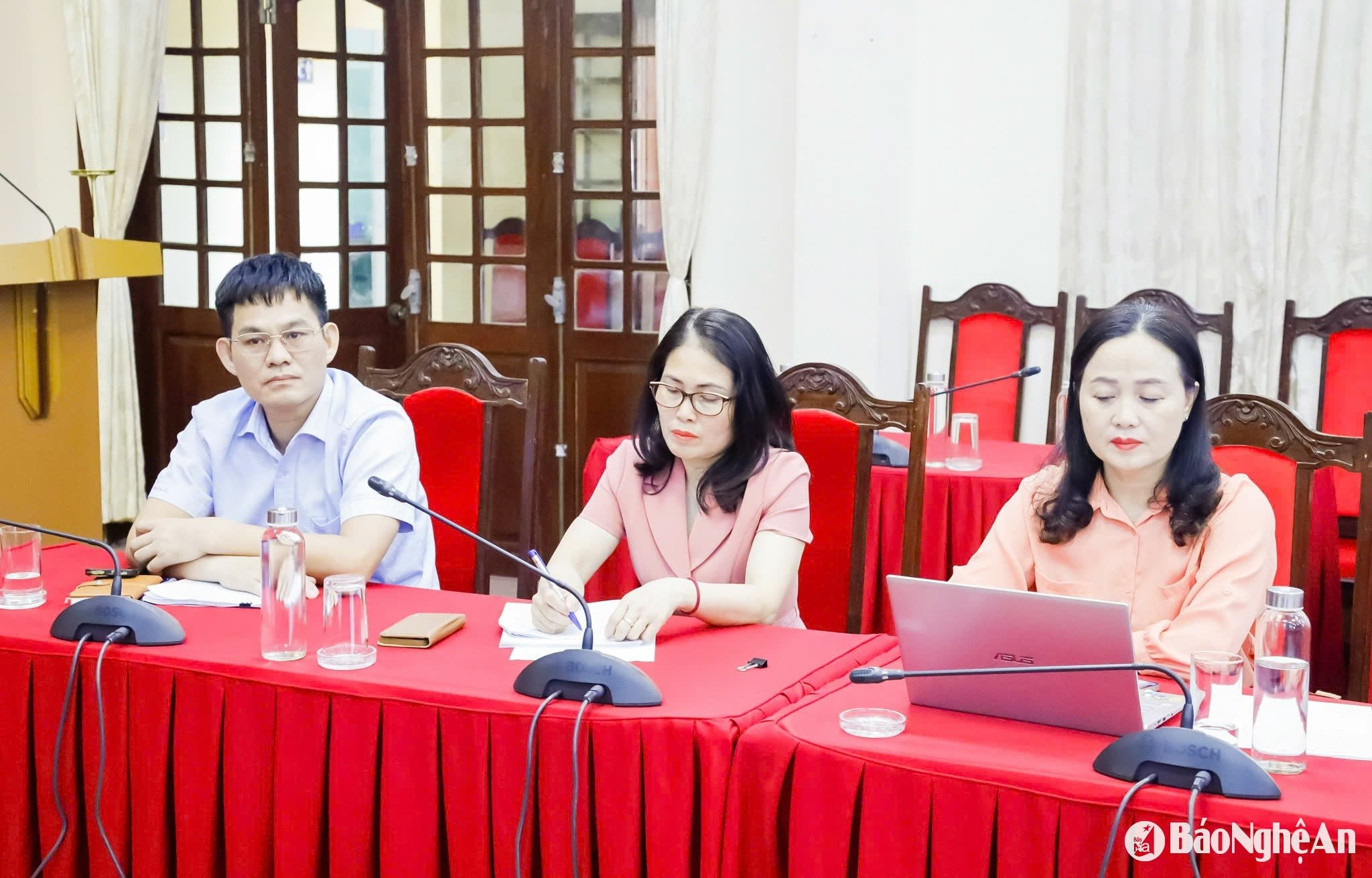 Đại diện lãnh đạo các Đảng ủy, ban, ngành của tỉnh tham dự tại điểm cầu Nghệ An. Ảnh: TL