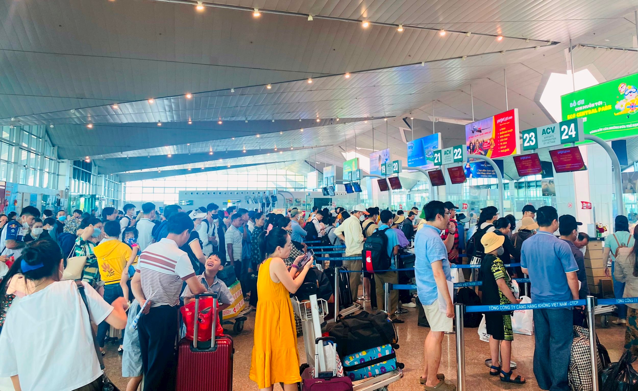Hành khách tấp nập tại sân bay Vinh dịp nghỉ lễ ảnh Quang An 2
