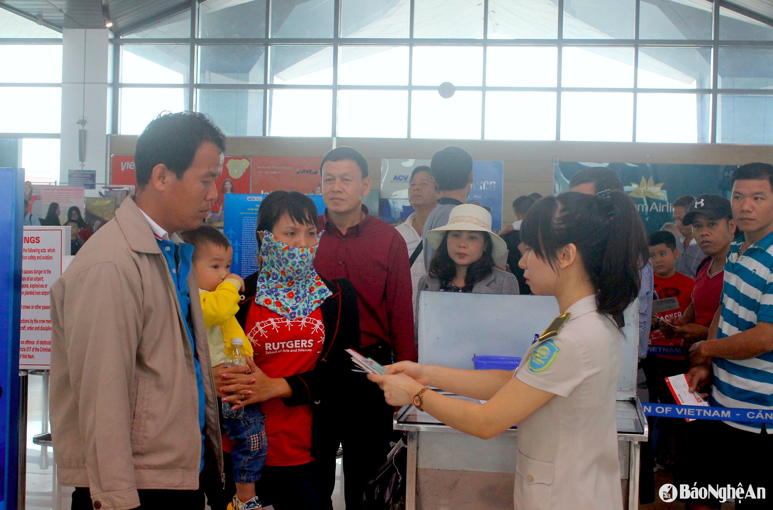 khách hàng làm thủ tục tại sân bay Vinh ảnh Quang An