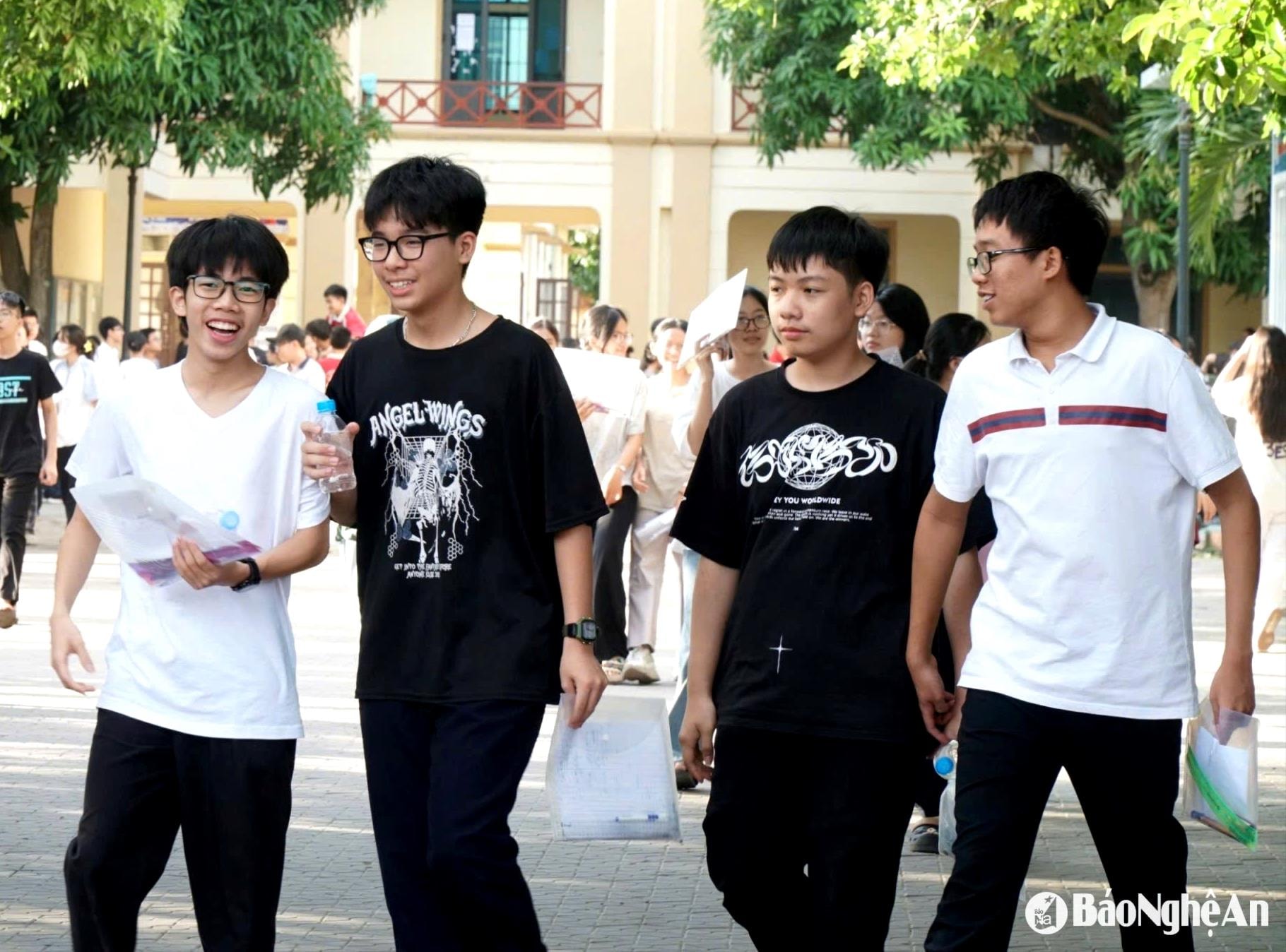 bna_thi-sinh-du-thi-vao-lop-10-truong-thpt-chuyen-phan-boi-chau.-anh-my-ha(1).jpg