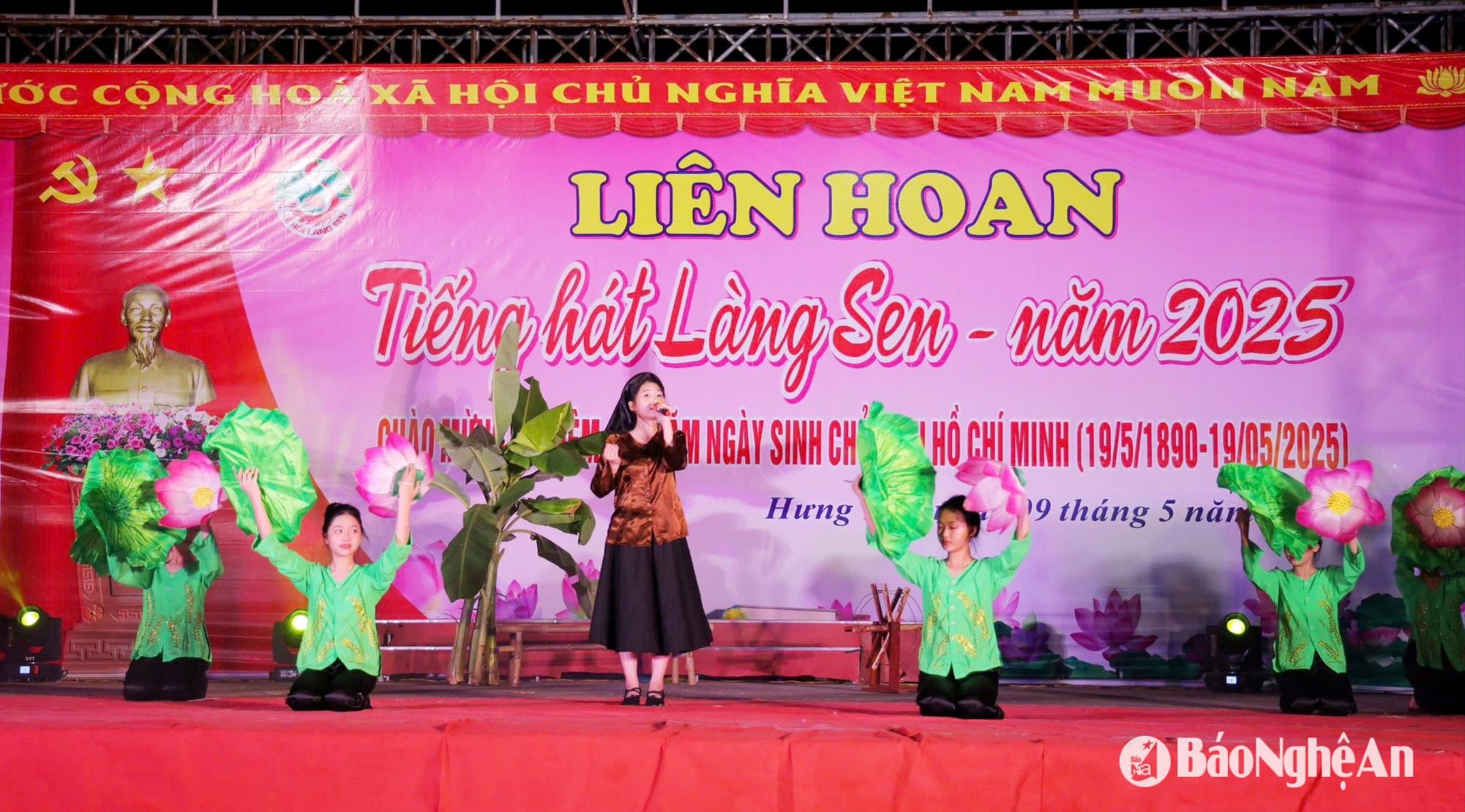 Một tiết mục tại Liên hoan Tiếng hát Làng Sen năm 2025 của xã Hưng Tây (Hưng Nguyên). Ảnh: Minh Quân