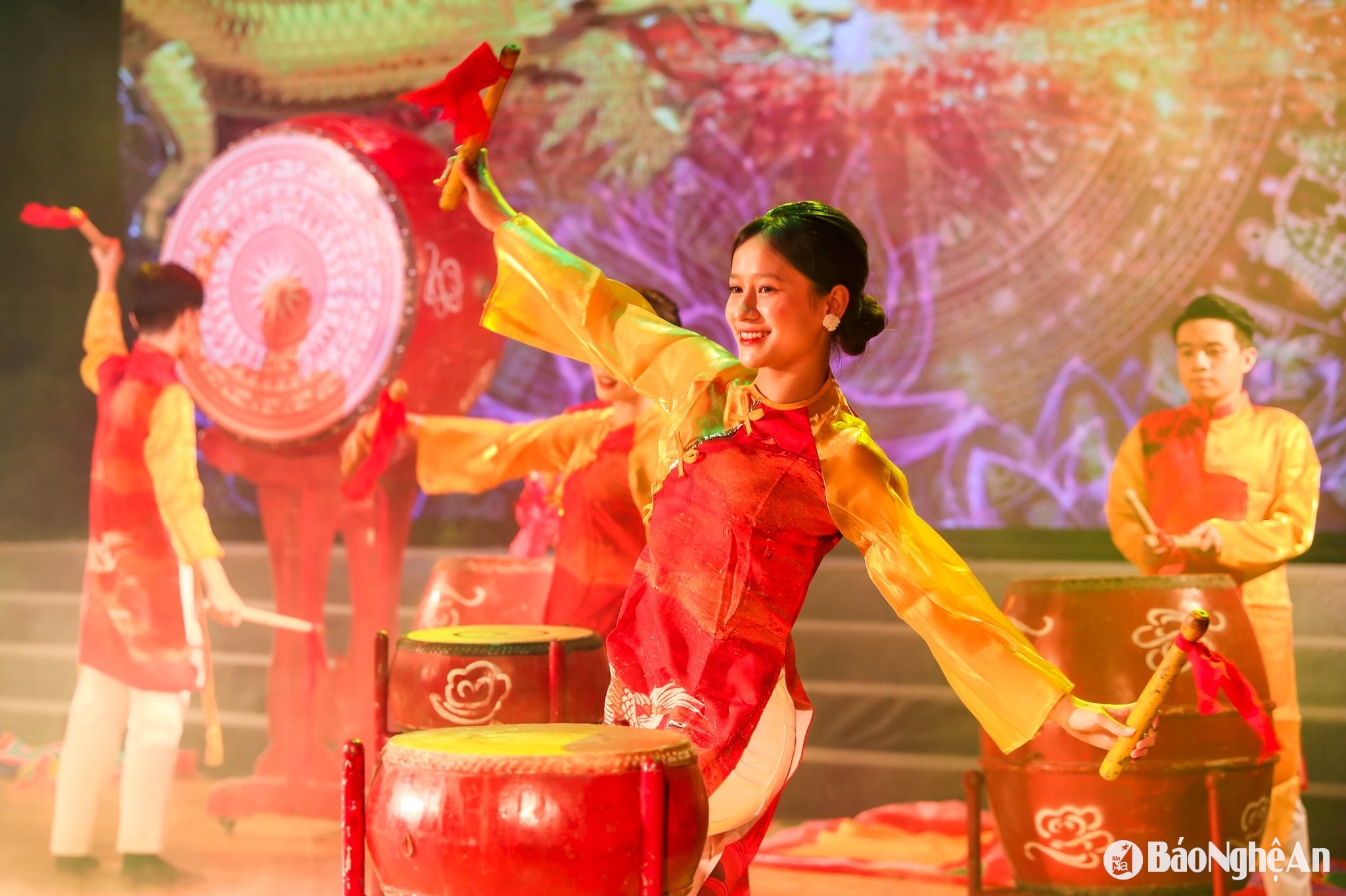 Nét hồ hởi, tươi vui của các diễn viên quần chúng khi tham gia Liên hoan. Ảnh Đức Anh