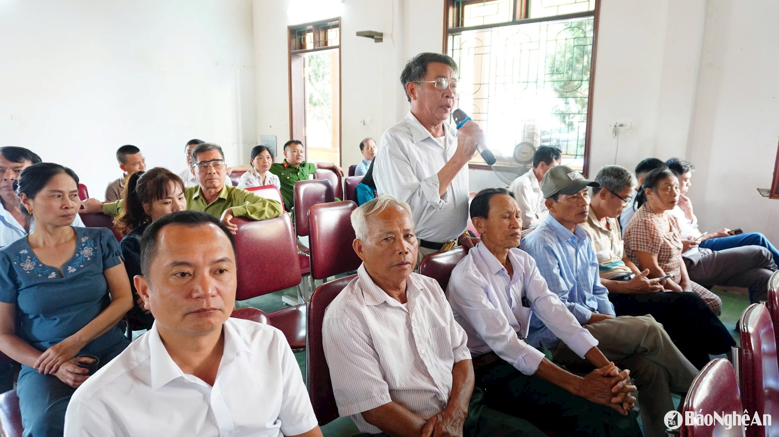Cử tri phát biểu ý kiến.2