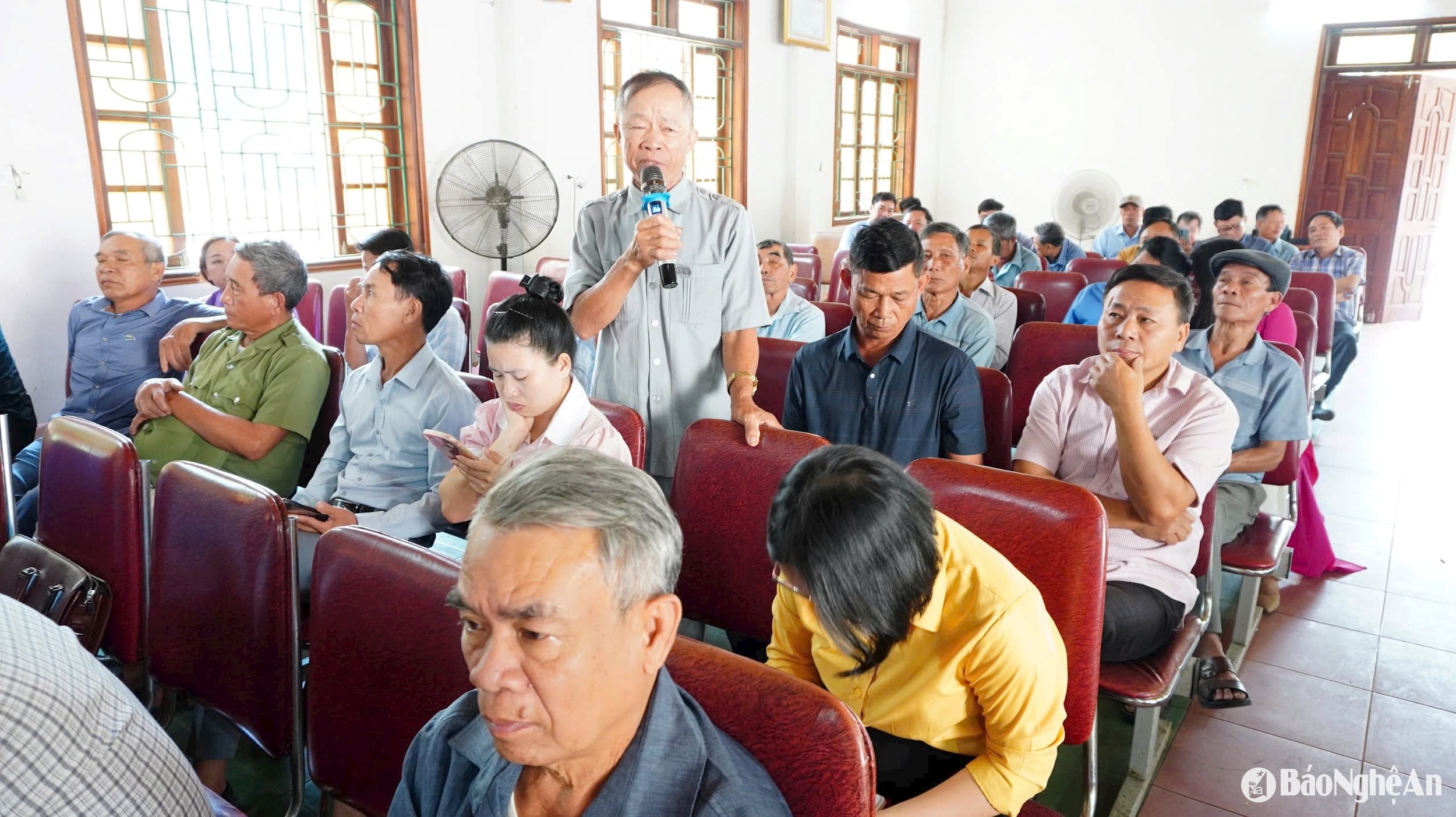 Cử tri phát biểu ý kiến.tại cuộc tiếp xúc với Đại biểu HĐND tỉnh. Ảnh Phan Tú