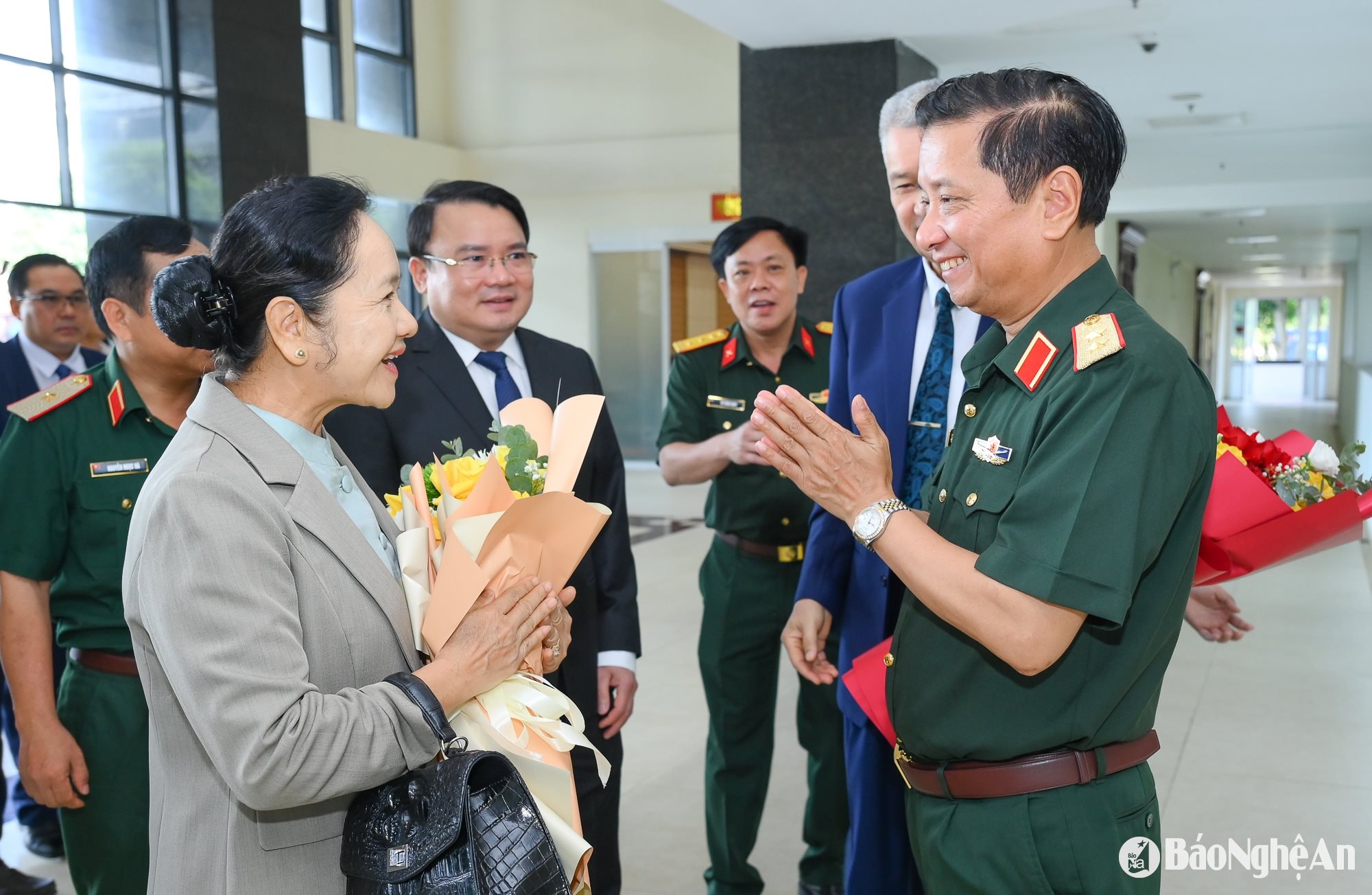 Trung tướng Hà Thọ Bình - Quyền Bí thư Đảng ủy, Tư lệnh Quân khu đón tiếp Đoàn Đại biểu cấp cao Thủ đô Viêng Chăn thăm và làm việc với Quân khu 4. Ảnh: Thành Cường