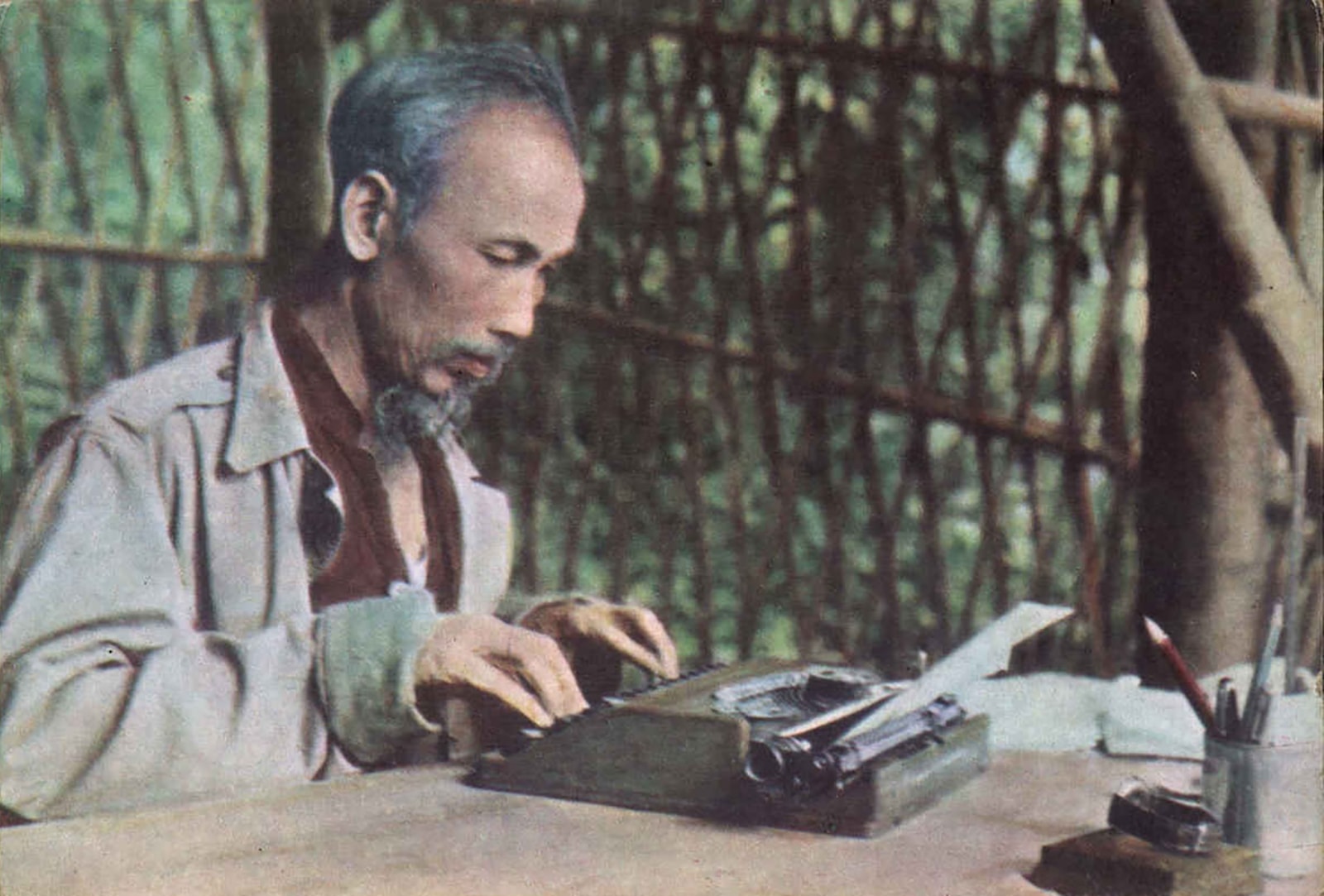 Bác Hồ làm việc tại Việt Bắc năm 1952. Ảnh: Tư liệu