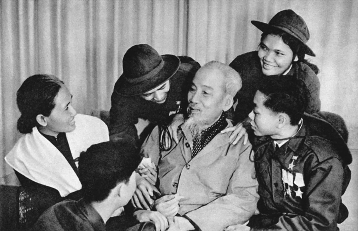 Chủ tịch Hồ Chí Minh với các Anh hùng, dũng sĩ miền Nam ra thăm miền Bắc 28/2/1969. Ảnh: Tư liệu