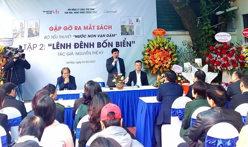 Nhà văn Nguyễn Thế Kỷ chia sẻ tại buổi ra mắt tập 2 bộ tiểu thuyết