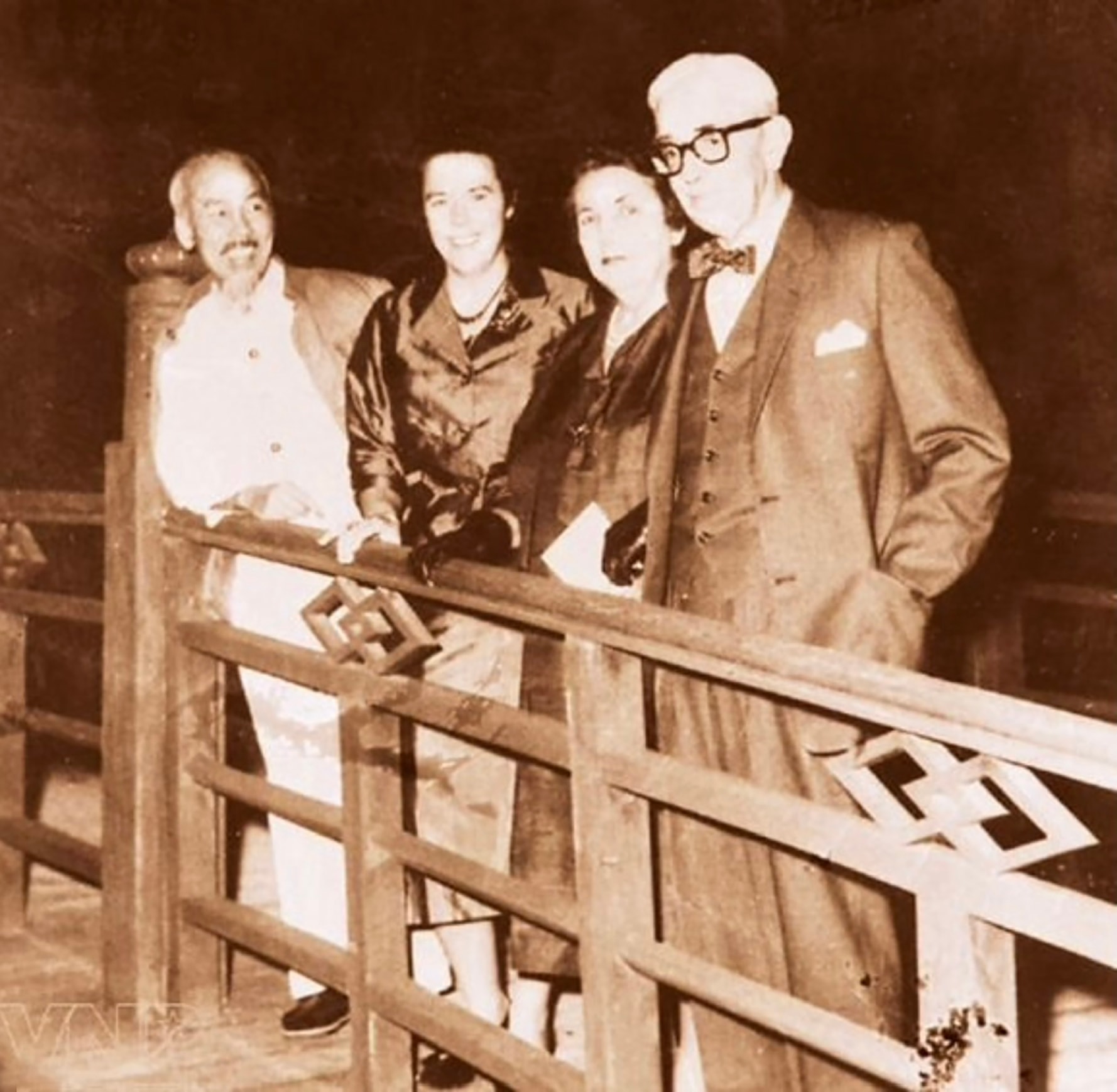 Bác Hồ cùng Luật sư Loseby cùng vợ và con gái Patricia tại Hanoi 1/1960. Ảnh tư liệu