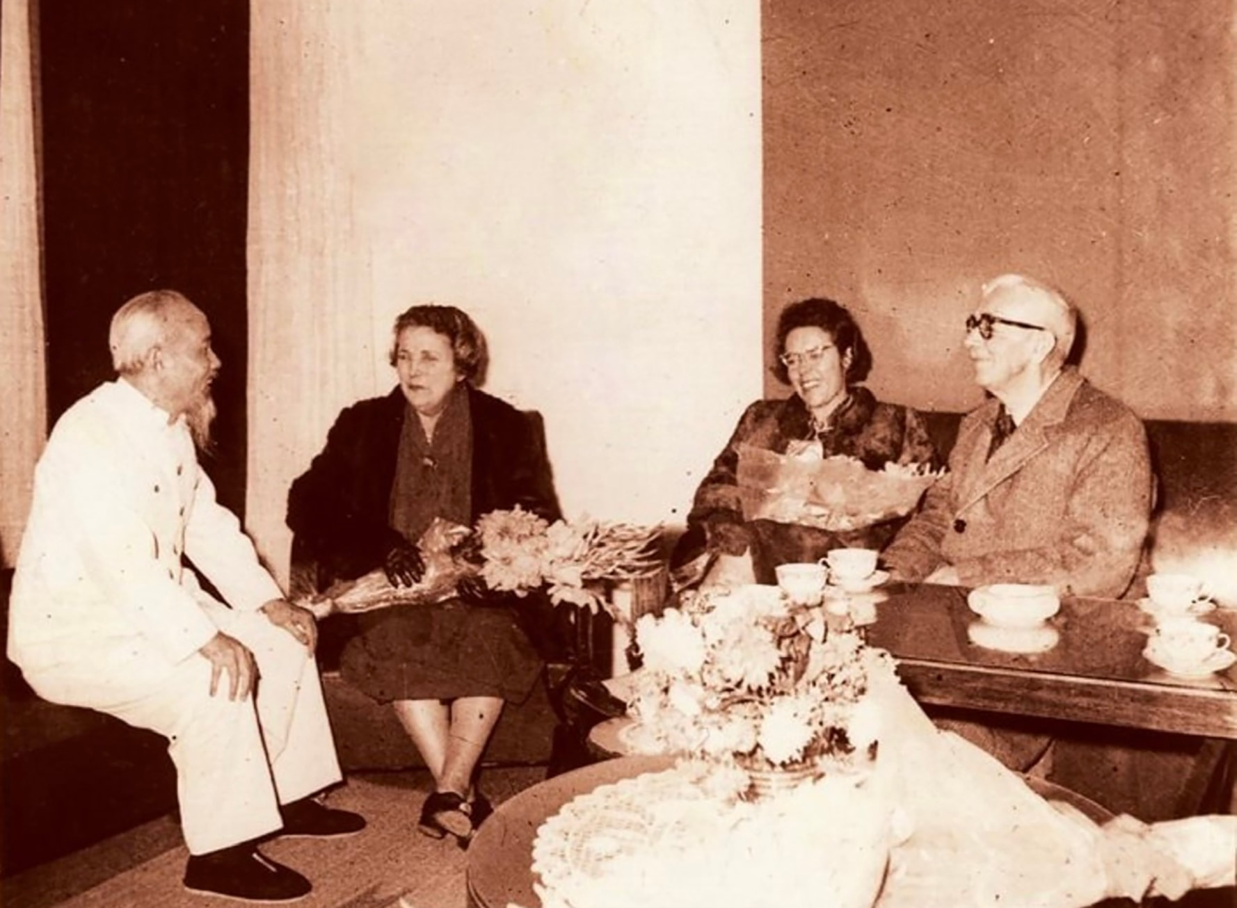 Bác Hồ tiếp đón Luật sư Loseby cùng vợ và con gái Patricia tại Hanoi 1-1960 (2)