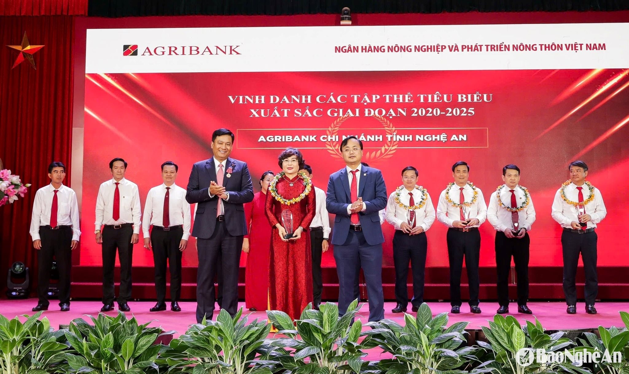 Vinh danh các tập thể tiêu biểu xuất sắc giai đoạn 2020-2025. Ảnh CSCC