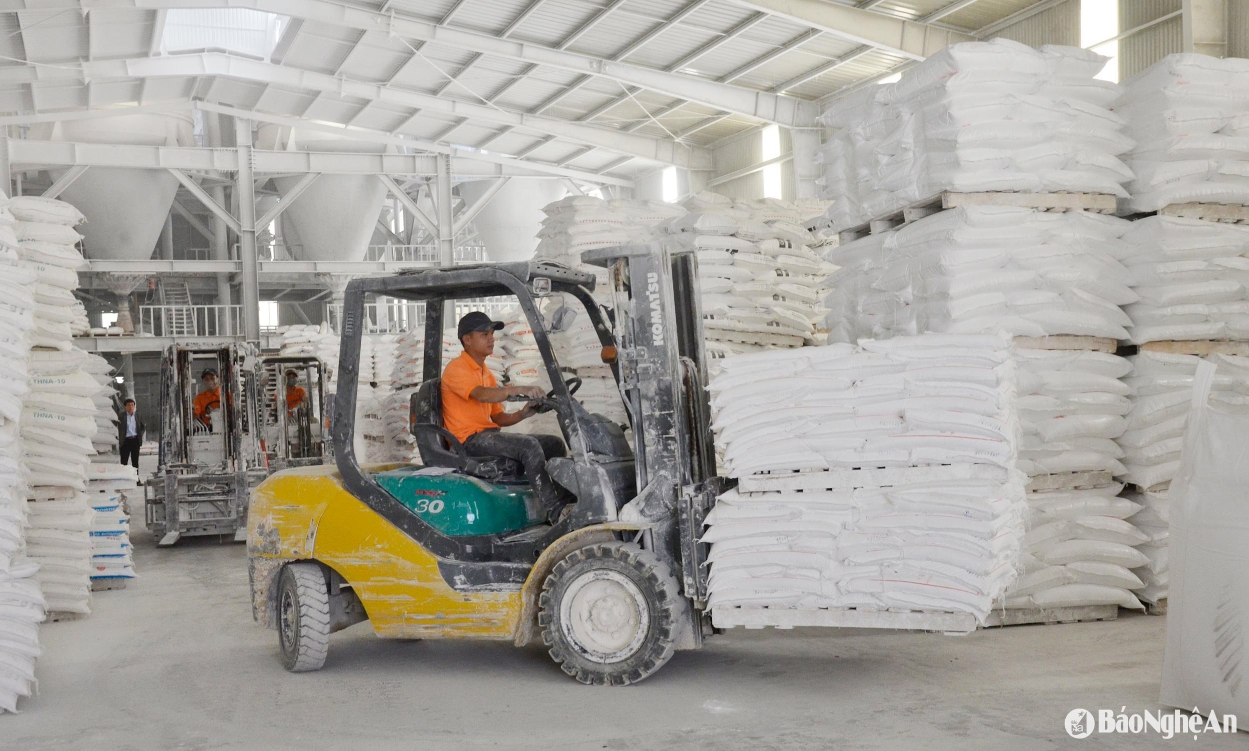 Sản xuất bột đá để xuất khẩu ở Quỳ Hợp. Ảnh: TL