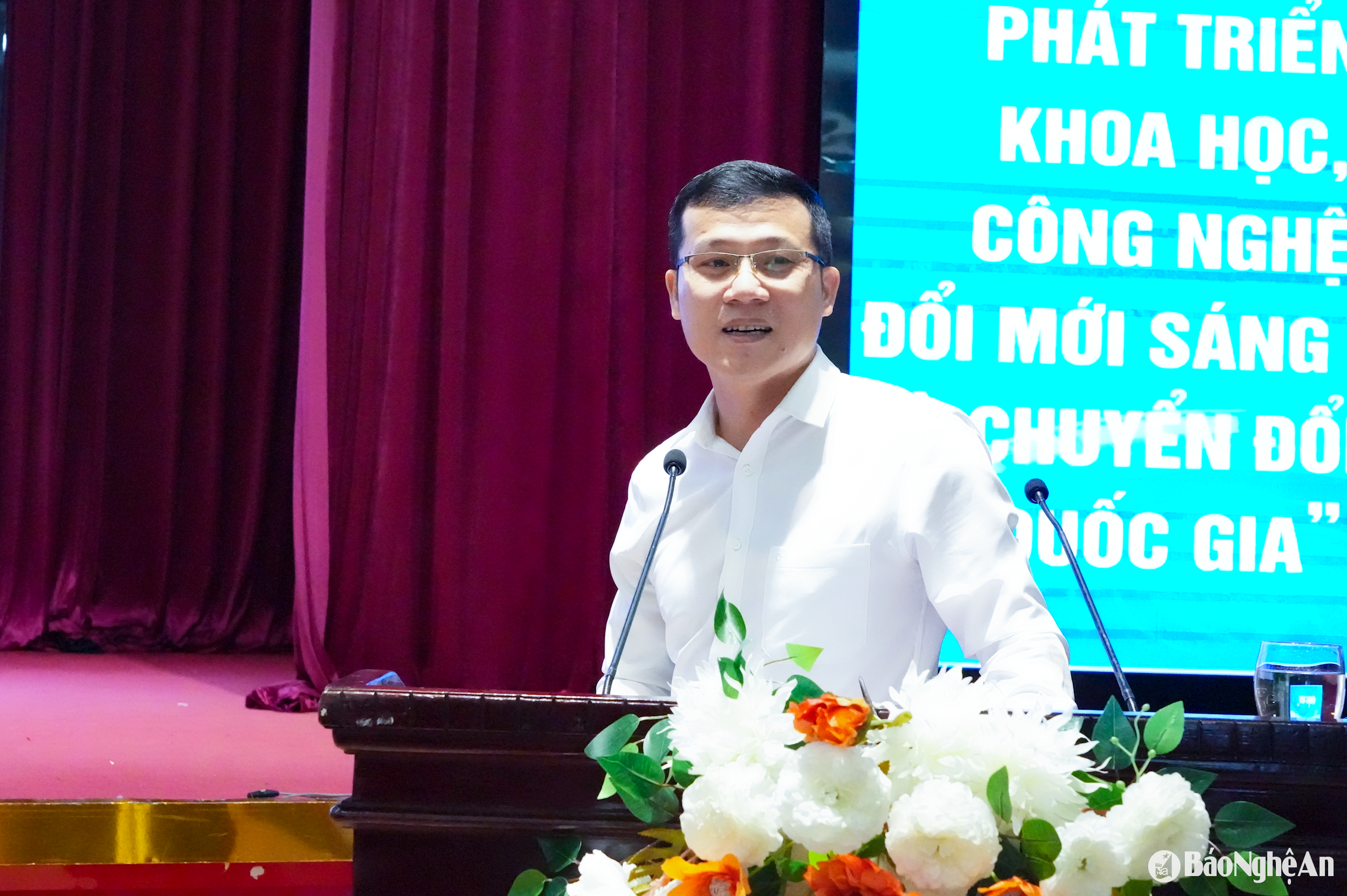 เขาได้รายงานสถานการณ์ปัจจุบันและแนวทางแก้ไขระบบฐานข้อมูลที่เชื่อมต่อเพื่อแชร์และอัพโหลดไปยังศูนย์ IOC เพื่อรองรับการบริหารจัดการและการดำเนินงานของศูนย์บริหารสาธารณะจังหวัดเหงะอาน