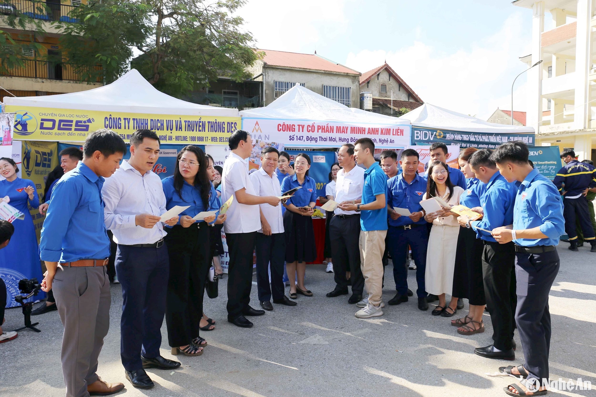 anh-ngay-hoi-viec-lam4 quỳnh