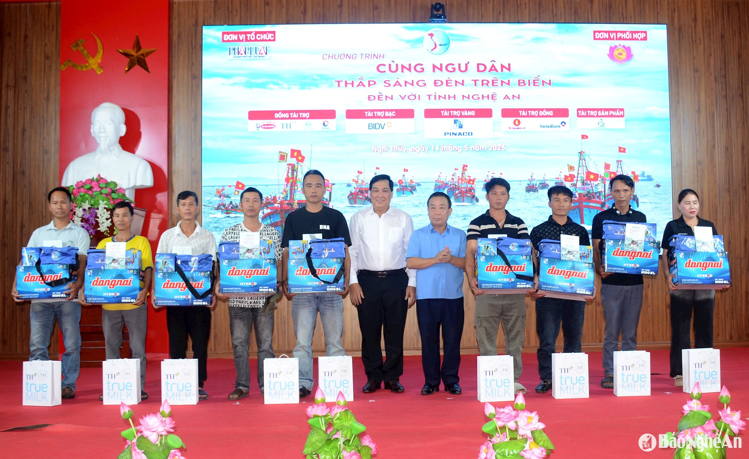 Lãnh đạo Báo háp Luật Thành phố Hồ Chí Minh và UBND tỉnh Nghệ An tặng quà cho ngư dân tiêu biểu, có hoàn cảnh khó khăn. Ảnh: Thành Chung