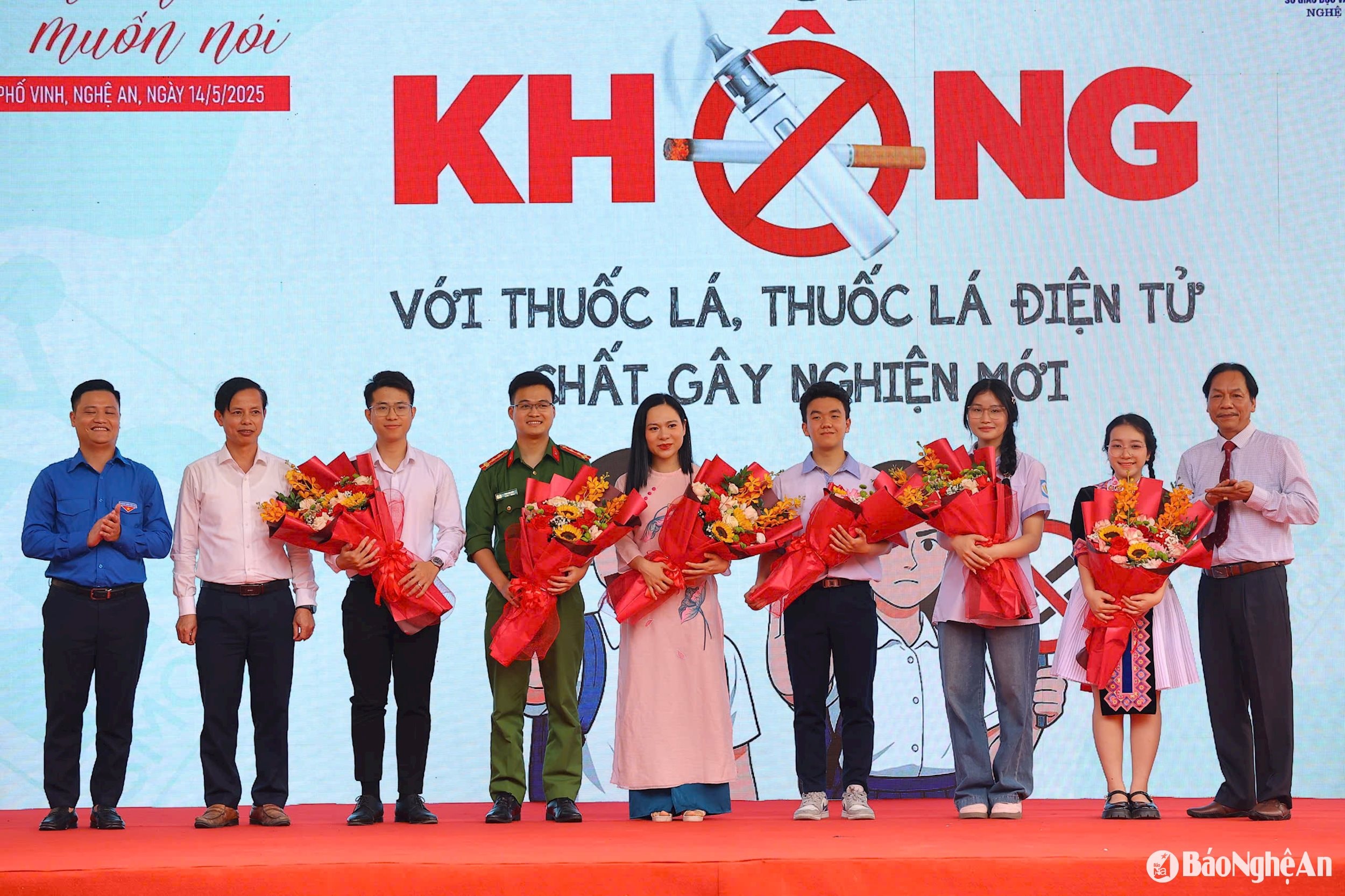 Ban tổ chức tặng hoa cho các khách mời tham gia chương trình. Ảnh - Mỹ Hà