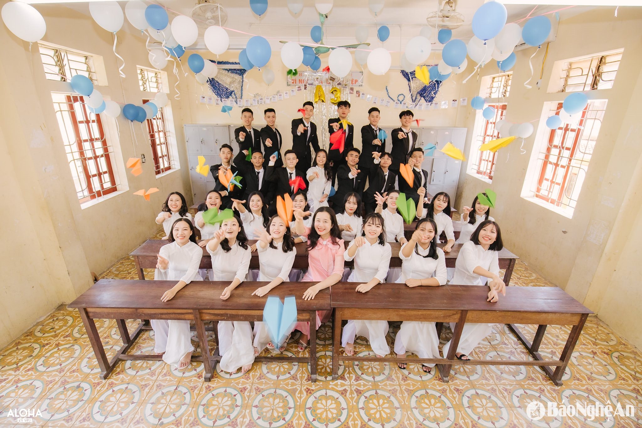 Cô giáo Lương Thị Ngọc Hoàn và các học trò. Ảnh: NVCC