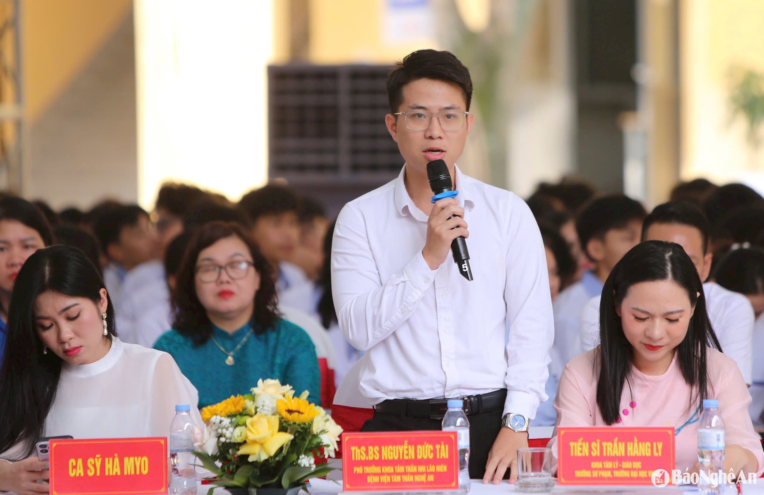 Đại diện các đơn vị trao đổi trực tiếp tại chương trình về tác hại của thuốc lá điện tử