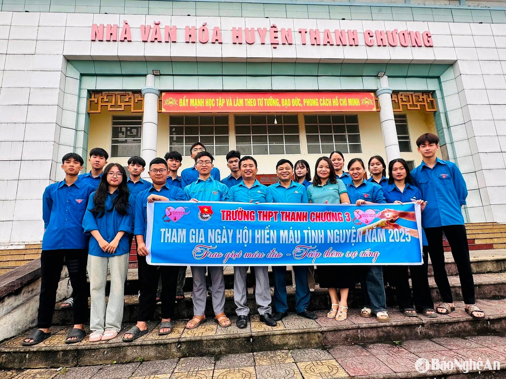 Thầy giáo Nguyễn Nhật Đức (giữa) và các giáo viên Trường THPT Thanh Chương 3 hưởng ứng Ngày hội hiến máu tình nguyện. Ảnh - NTCC