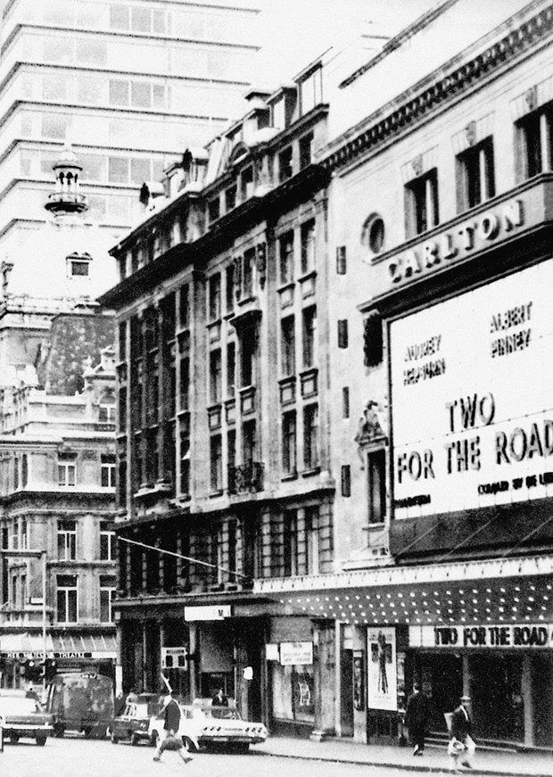 Khách sạn Carlton ở London (Anh), nơi người thanh niên yêu nước Nguyễn Tất Thành làm việc trong thời gian sống ở nước Anh năm 1914.