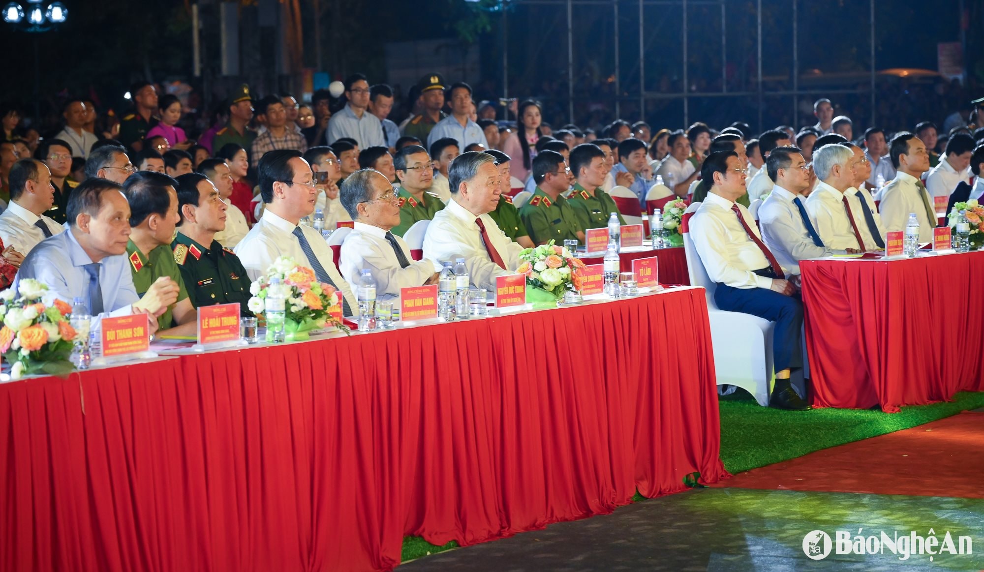 Đồng chí Tô Lâm - Tổng Bí thư Ban Chấp hành Trung ương Đảng Cộng sản Việt Nam và các đồng chí lãnh đạo Đảng, Nhà nước tham dự lễ khai mạc. Ảnh: Thành Cường