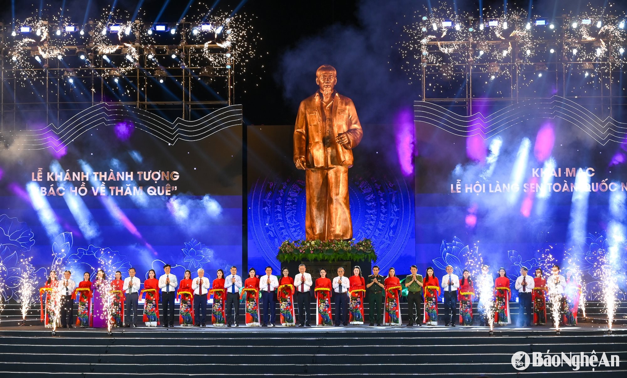 Đồng chí Tổng Bí thư Tô Lâm cùng các đồng chí lãnh đạo, nguyên lãnh đạo Đảng, Nhà nước và lãnh đạo tỉnh Nghệ An cắt băng khánh thành Tượng “Bác Hồ về thăm quê”. Ảnh: Thành Cường