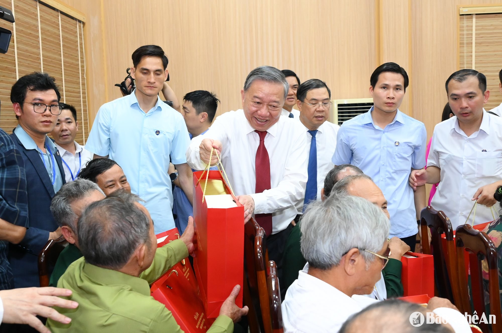 Tổng Bí thư LV với Nghệ An-64