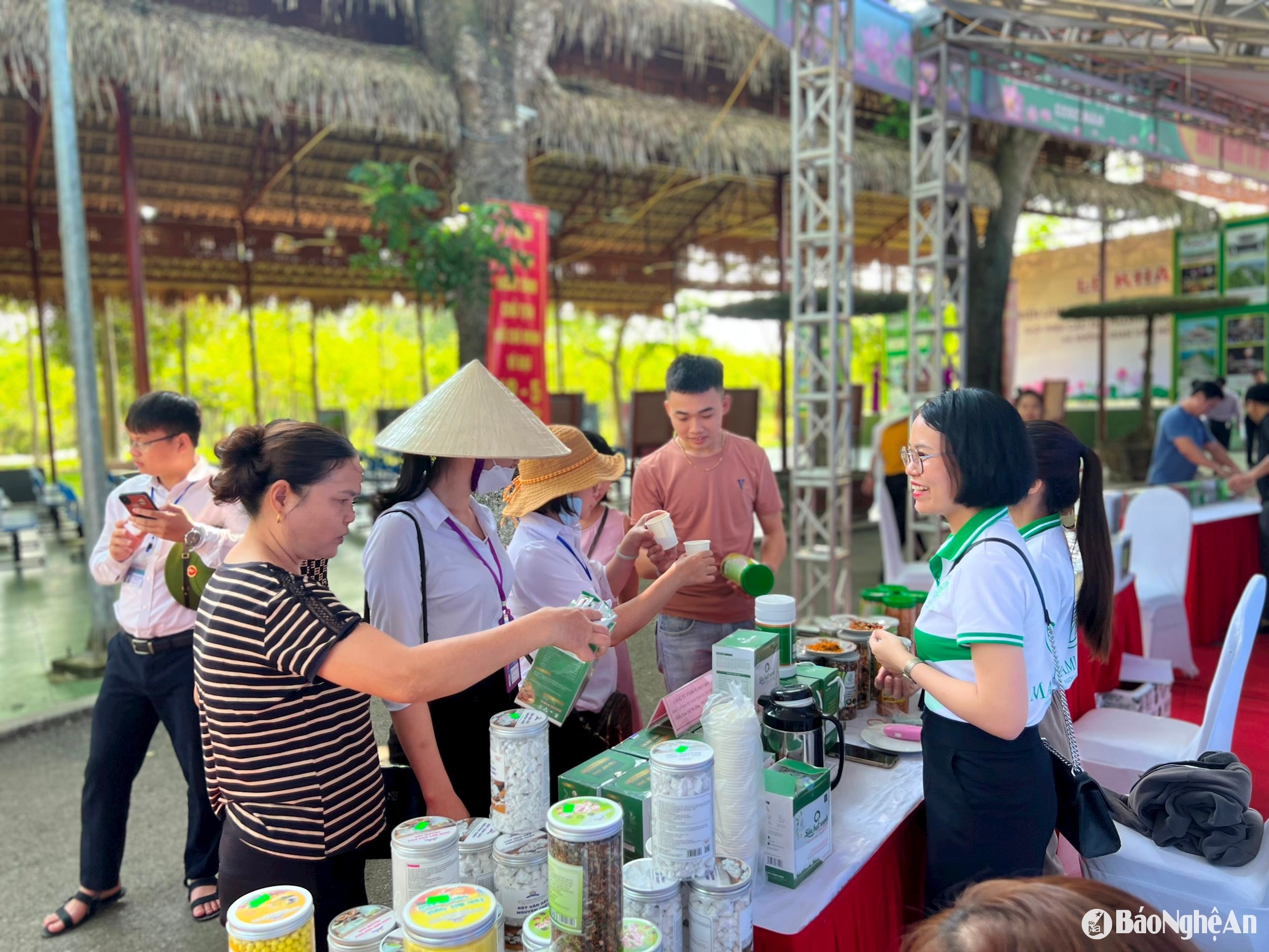 Trưng bày sản phẩm OCOP trên quê Bác tại Lễ hội làng Sen năm 2024. Ảnh: T.P