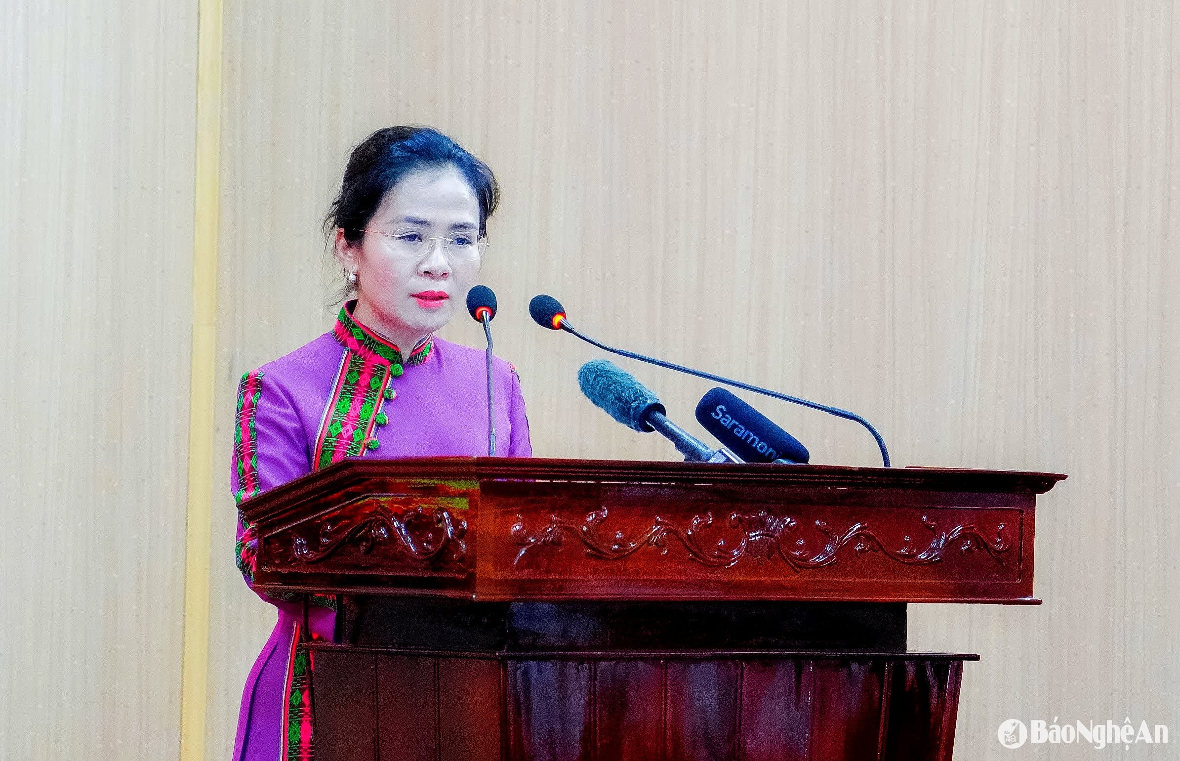 Đồng chí Võ Thị Minh Sinh - Phó Bí thư Tỉnh ủy, Chủ tịch Ủy ban MTTQ Việt Nam tỉnh, Trưởng đoàn ĐBQH tỉnh Nghệ An phát biểu xin nghiêm túc tiếp thu và lĩnh hội đầy đủ các chỉ đạo sâu sắc của đồng chí Tổng Bí thư Tô Lâm. Ảnh: Phạm Bằng