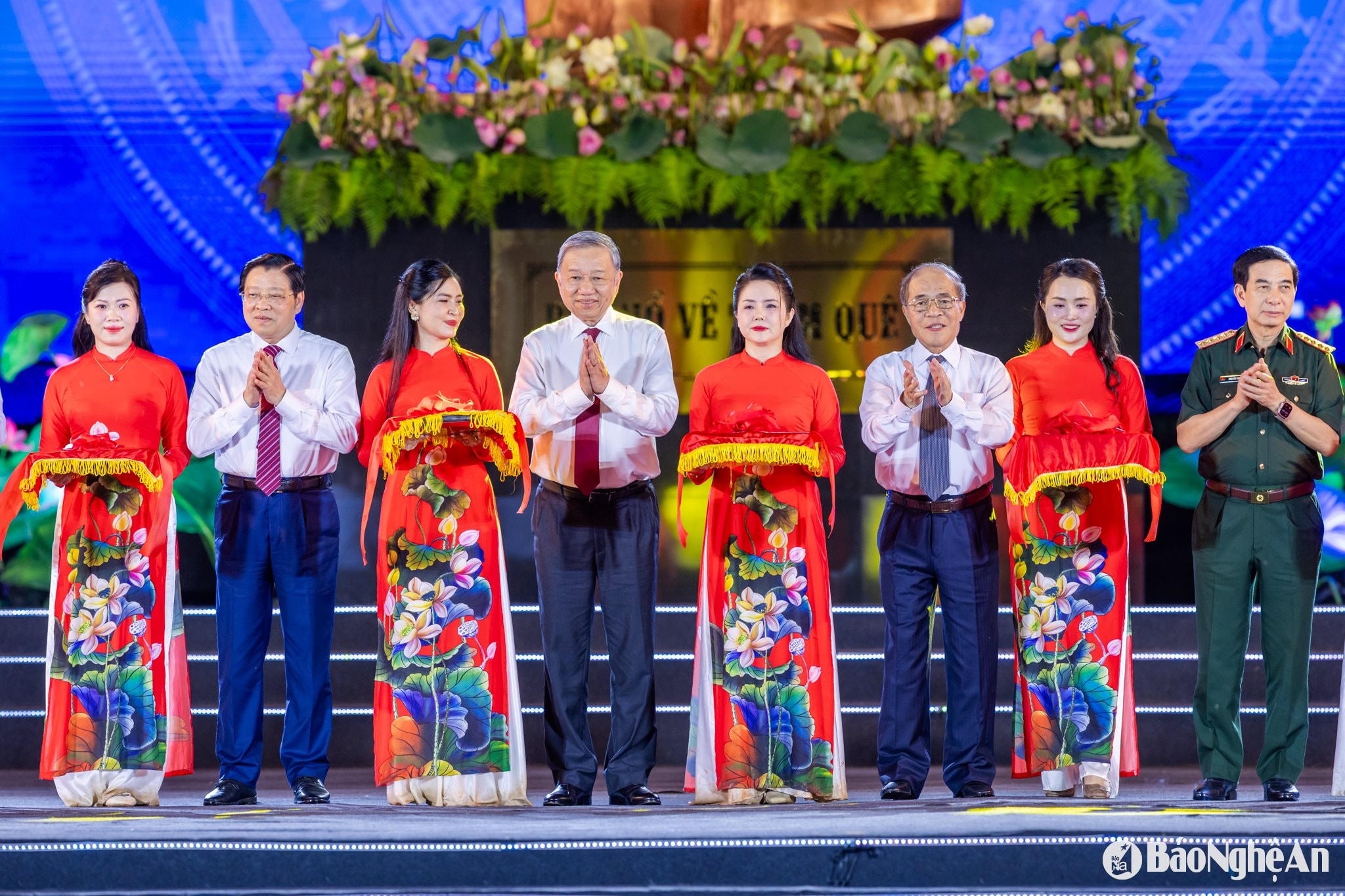Đồng chí Tổng Bí thư Tô Lâm cùng các đồng chí lãnh đạo, nguyên lãnh đạo Đảng, Nhà nước và tỉnh Nghệ An cắt băng khánh thành Tượng “Bác Hồ về thăm quê”. Ảnh: Xuân Thủy