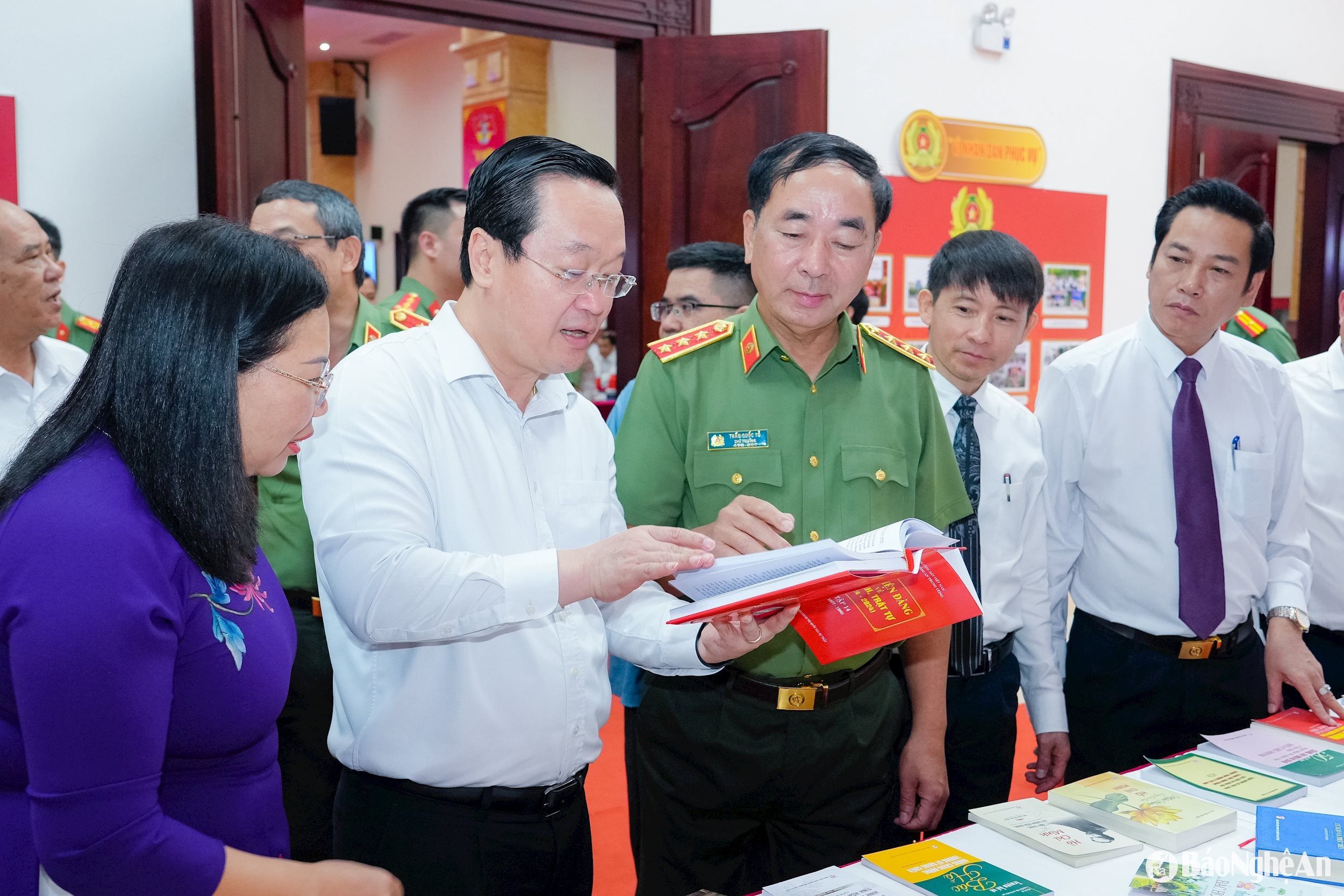 Thượng tướng, PGS.TS. Trần Quốc Tỏ - Uỷ viên Ban Chấp hành Trung ương Đảng, Phó Bí thư Đảng uỷ Công an Trung ương, Thứ trưởng Bộ Công an và đồng chí Nguyễn Đức Trung - Bí thư Tỉnh uỷ Nghệ An tham quan gian trưng bày sách. Ảnh: Phạm Bằng