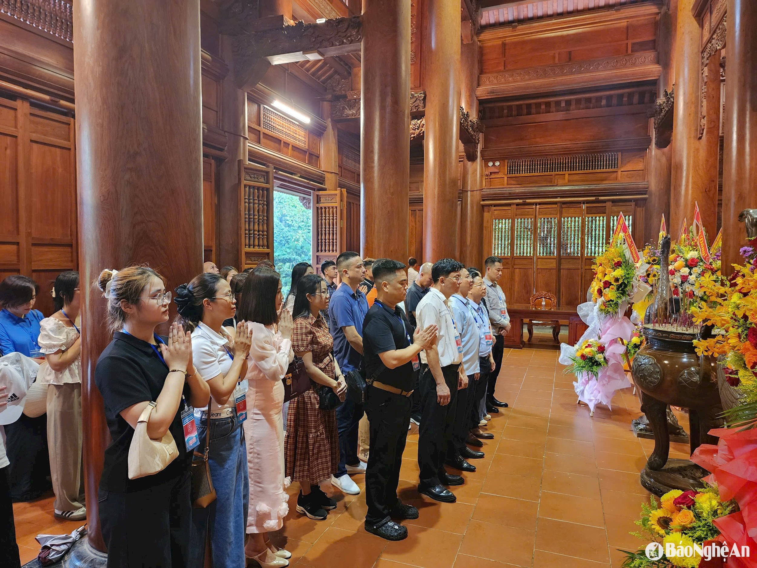 គណៈប្រតិភូបានប្រារព្ធពិធីមួយនៅរមណីយដ្ឋានព្រះបរមសារីរិកធាតុ Kim Lien។