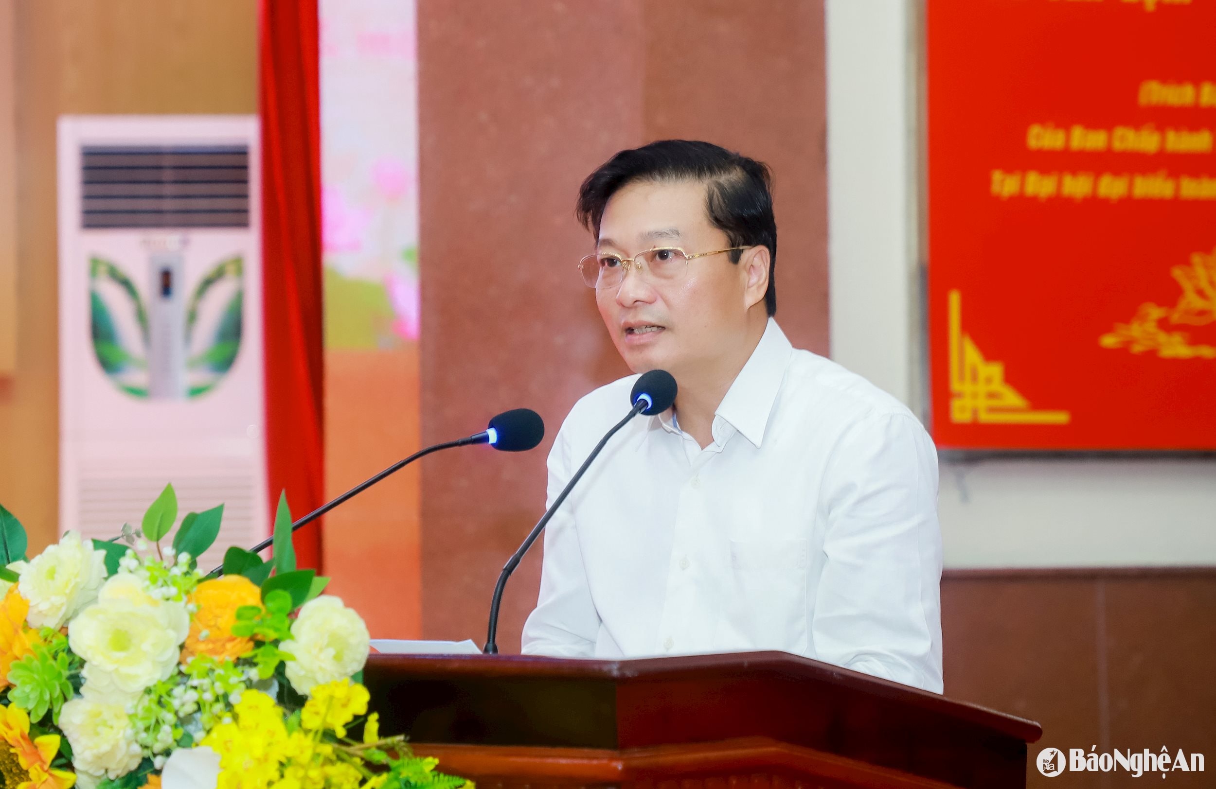 Đồng chí Lê Hồng Vinh - Phó Bí thư Tỉnh ủy, Chủ tịch UBND tỉnh đã trình bày tham luận: “Nghệ An tích cực thực hiện tiết kiệm, chống lãng phí gắn với tinh gọn bộ máy hệ thống chính trị