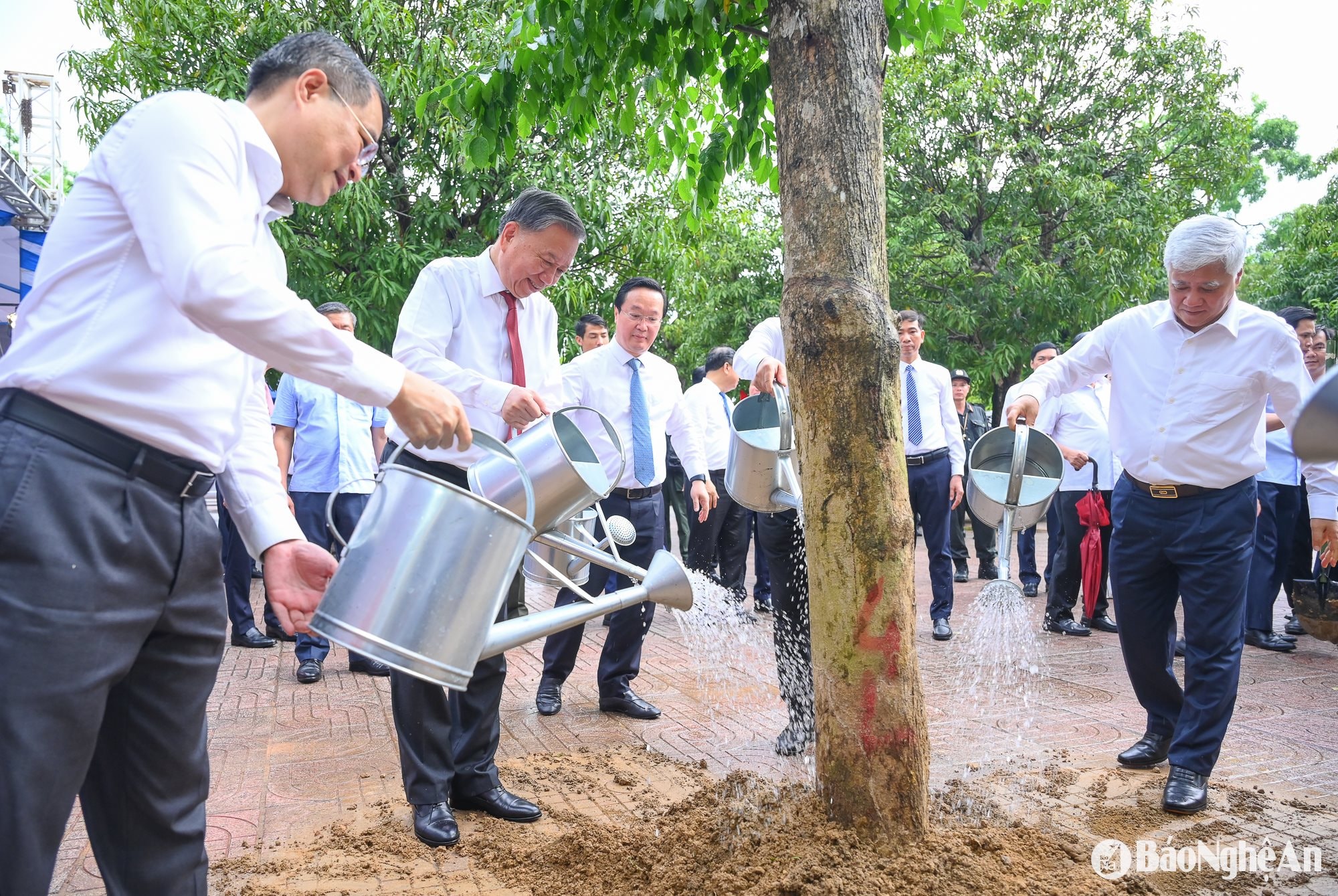 Tổng Bí thư LV với Nghệ An-160