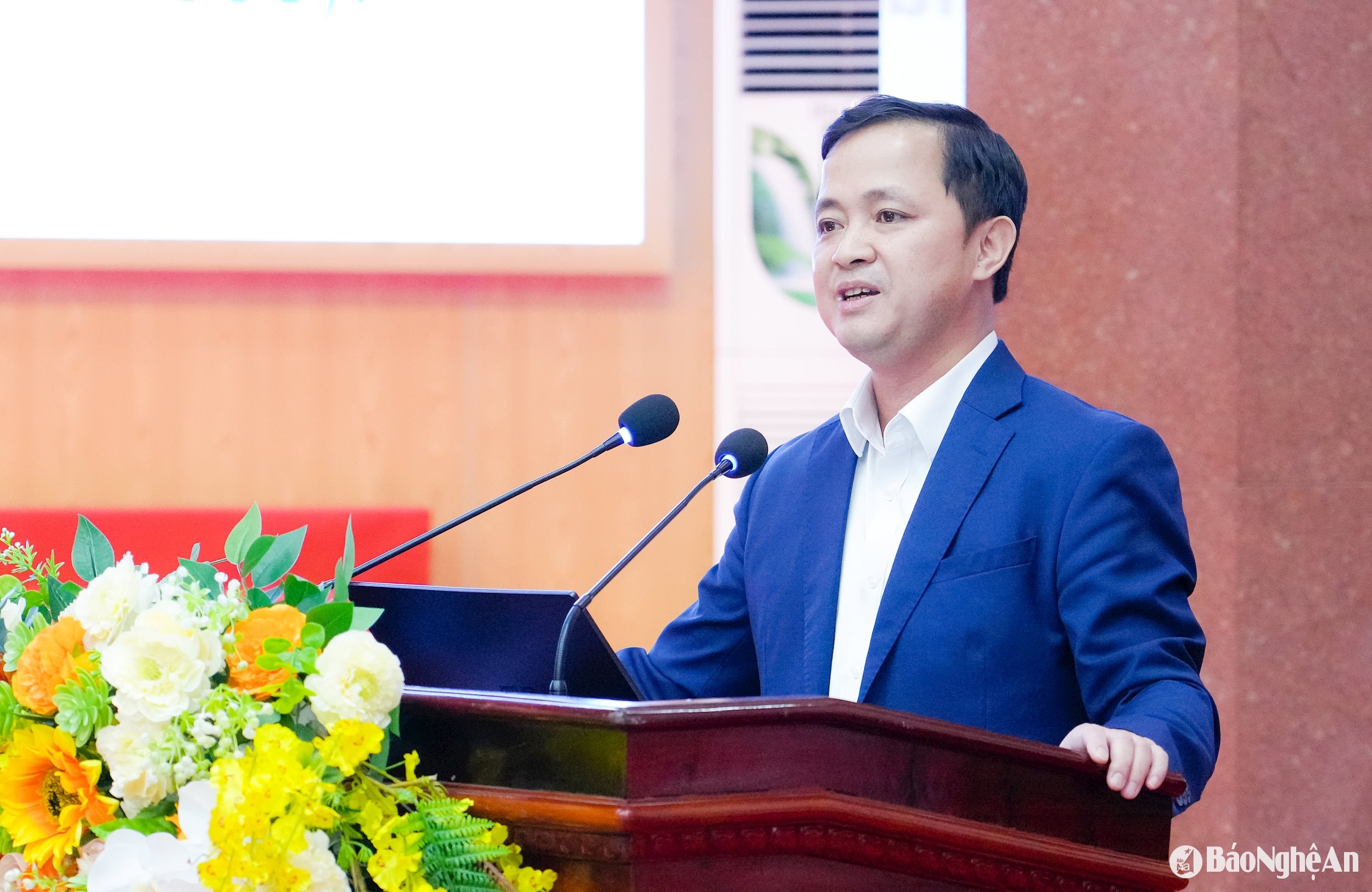 TS Nguyễn Xuân Trường - Vụ trưởng, Ban Nội chính Trung ương trình bày tham luận: “Tiết kiệm, chống lãng phí-Nhìn từ một số quốc gia, bước đầu khảo cứu hạn chế ở trong nước dưới góc độ tâm lý, xã hội và kiến nghị giải pháp nâng cao hiệu quả xây dựng văn hóa tiết kiệm, chống lãng phí ở Việt Nam thời gian tới”. Ảnh: Phạm Bằng