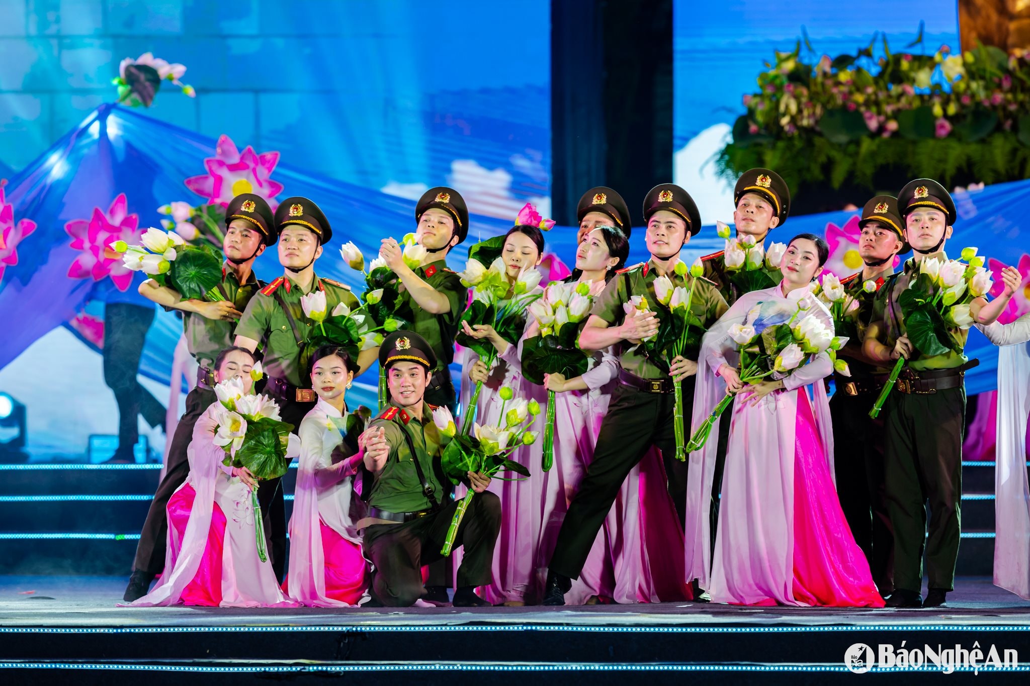 Mỗi hình ảnh, mỗi thanh âm đều khơi dậy ký ức thiêng liêng về một thời khởi đầu giản dị mà lớn lao, nơi tỏa sáng một nhân cách vĩ đại sống trọn đời vì nước, vì dân.