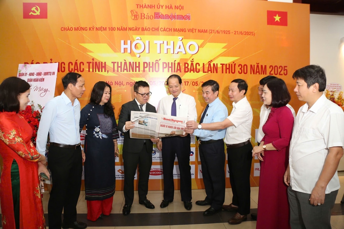 Các đại biểu xem ấn phẩm Báo Hànộimới. Ảnh- Quang Thái