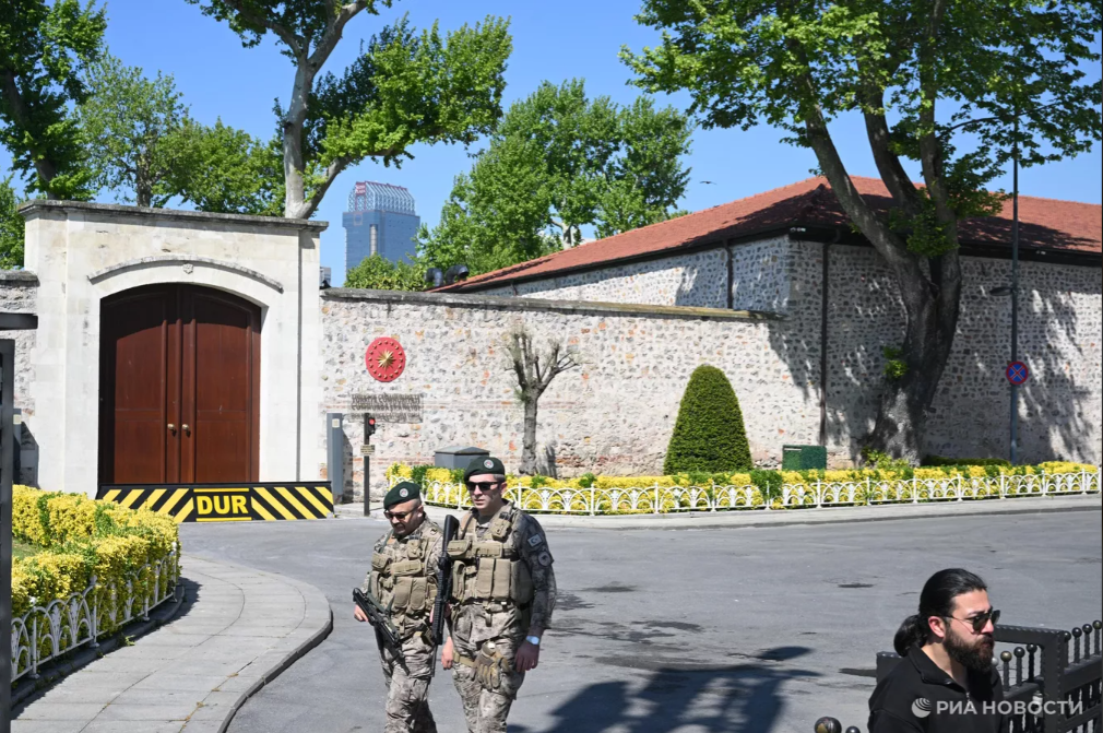 Quân nhân Lực lượng vũ trang Thổ Nhĩ Kỳ tuần tra lối vào Cung điện Dolmabahce ở Istanbul trước cuộc hội đàm có thể diễn ra giữa phái đoàn Nga và Ukraine. Ảnh: RIA Novosti