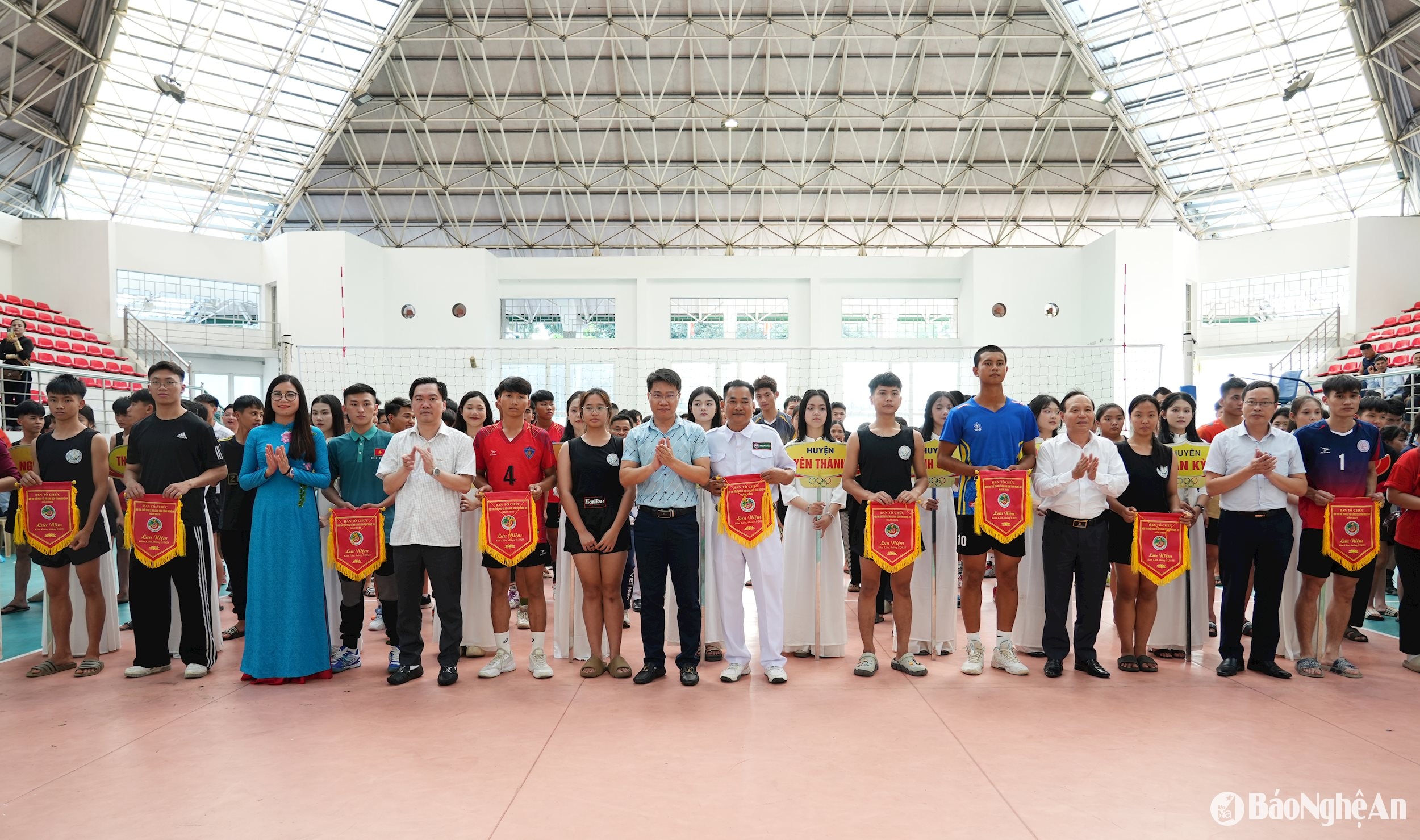 Ban tổ chức trao cờ lưu niệm cho các đoàn vận động viên. Ảnh: Minh Quân