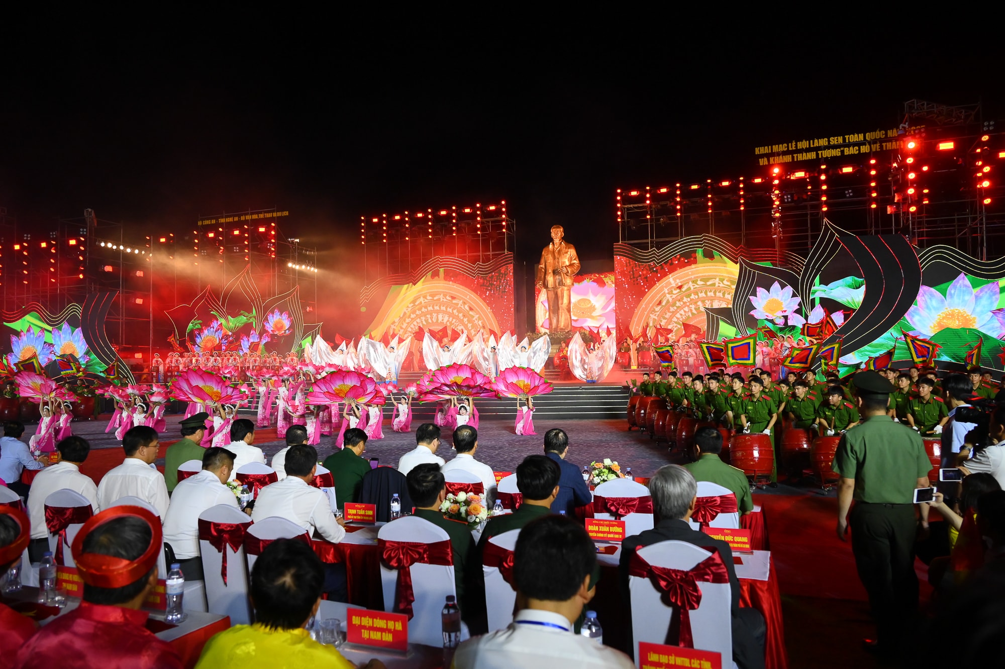 Toàn cảnh lễ khai mạc Lễ hội Làng Sen 2025