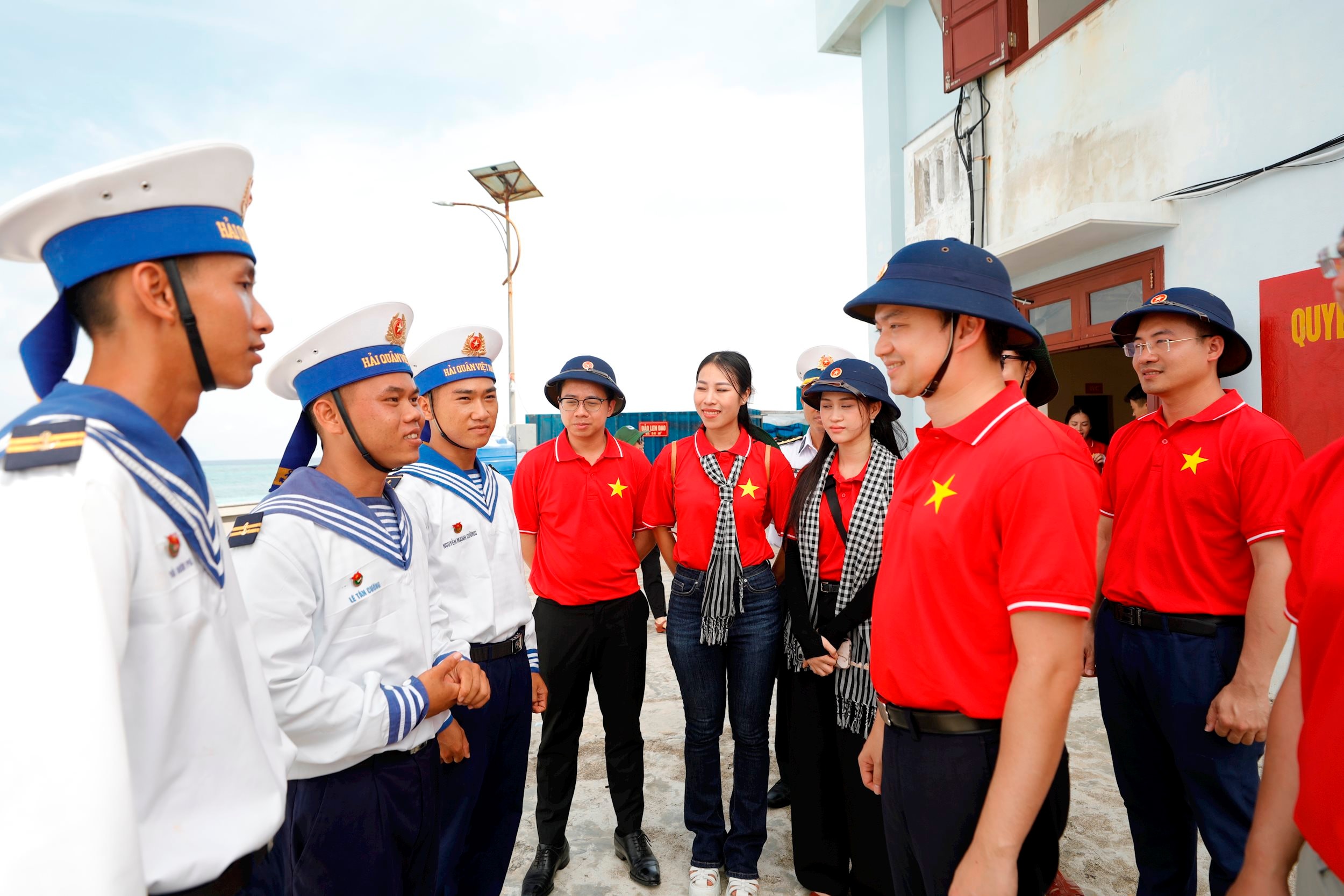 4. BT TW Đoàn Nguyễn Minh Triết gặp gỡ các chiến sỹ trên đảo côlin