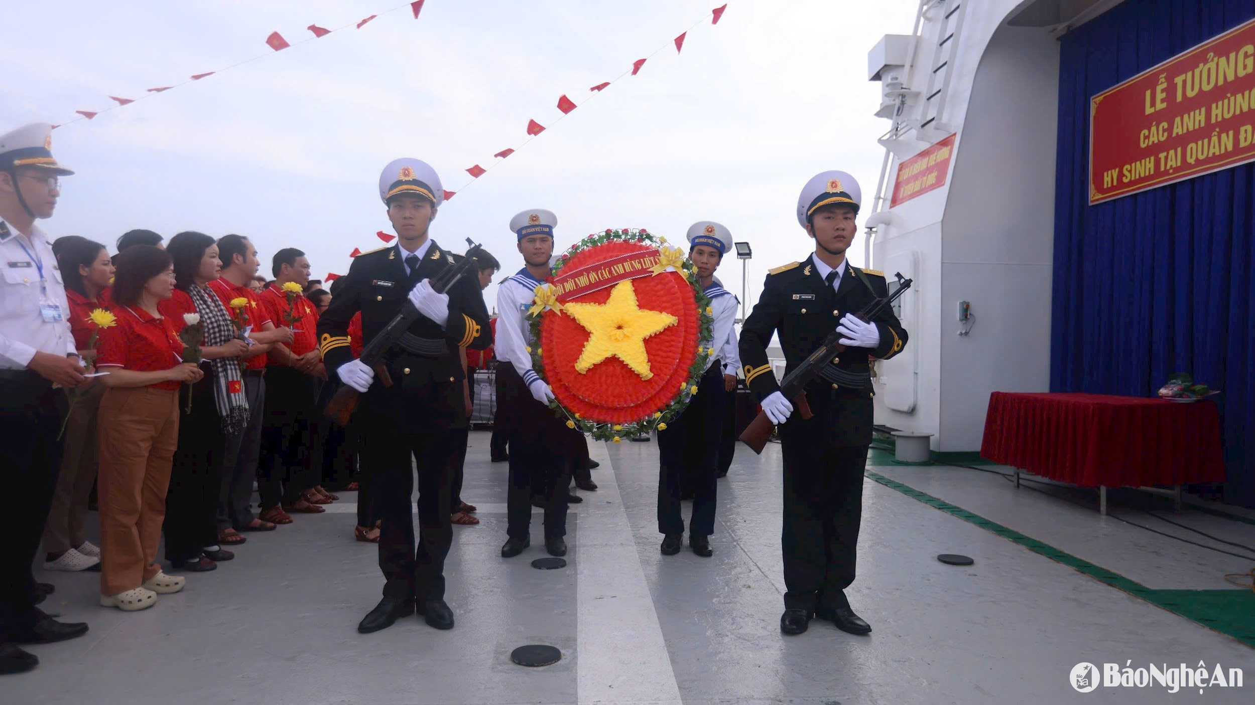 9. Buổi lễ tưởng niệm trên tàu