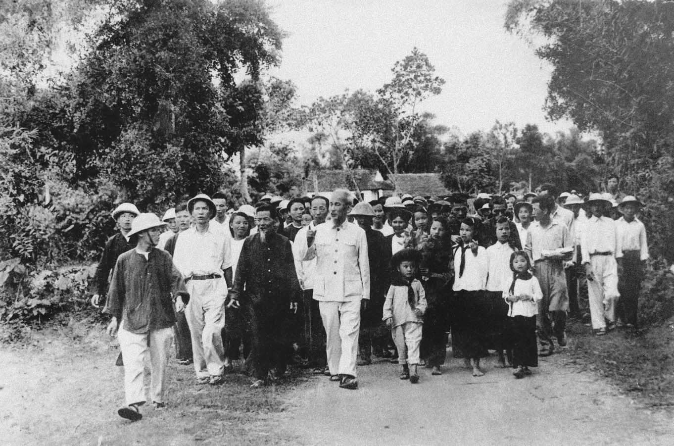 Bà con nhân dân xã Kim Liên đón Bác về thăm năm 1957. Ảnh BTHCM