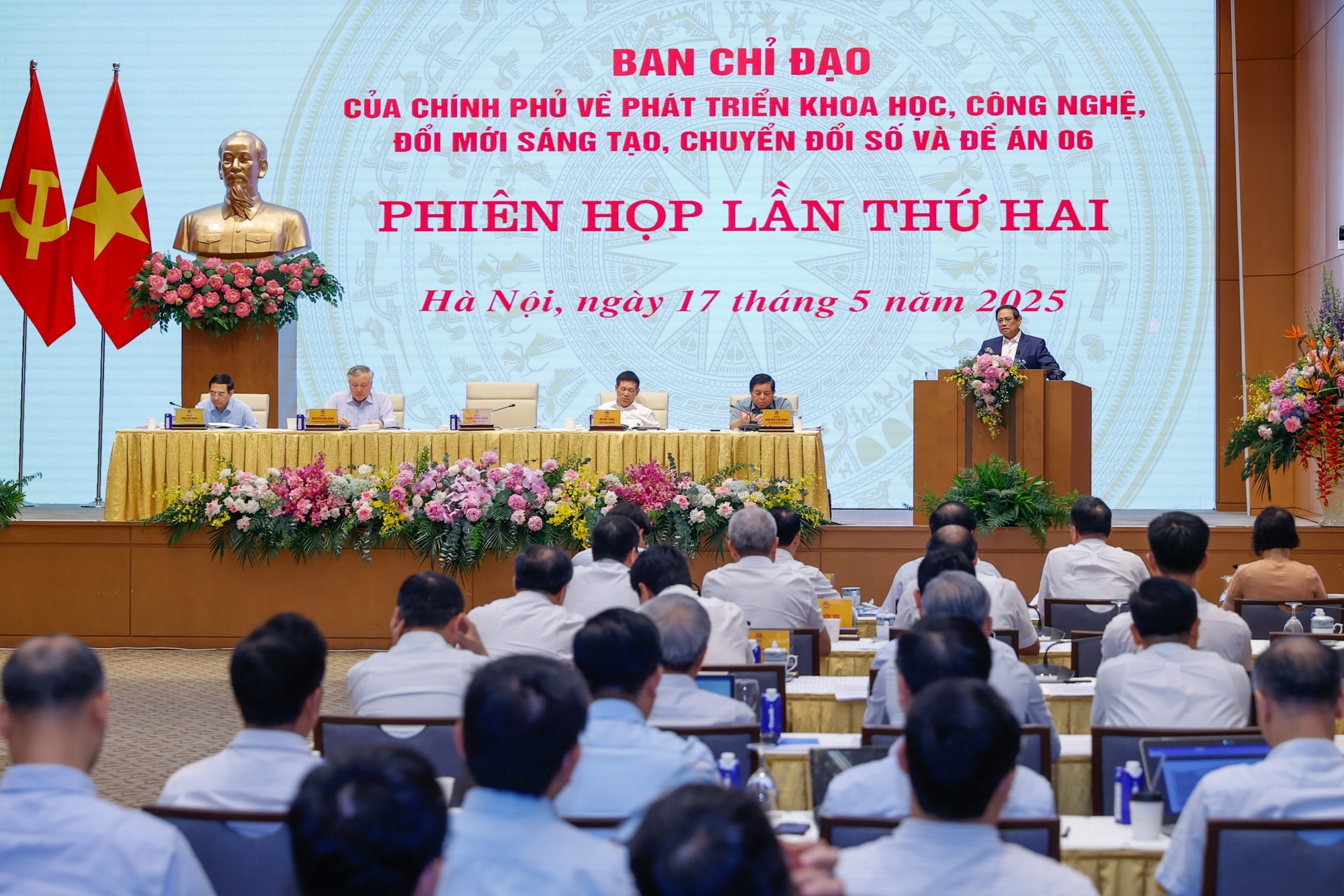 Thủ tướng: Cương quyết cắt bỏ các thủ tục rườm rà, gây phiền hà cho người dân và doanh nghiệp- Ảnh 2. Thủ tướng: Cương quyết cắt bỏ các thủ tục rườm rà, gây phiền hà cho người dân và doanh nghiệp- Ảnh 2.