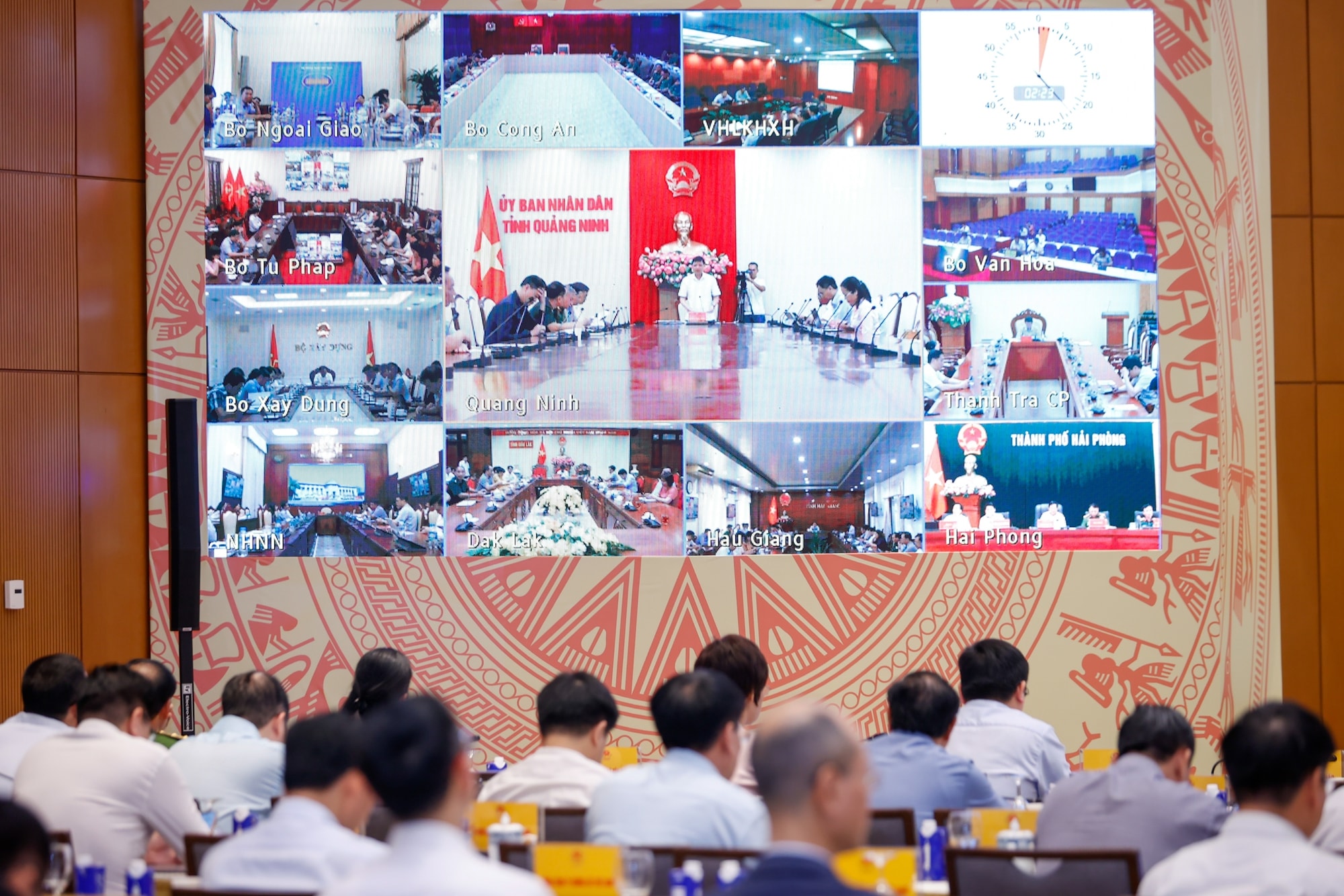 Thủ tướng: Cương quyết cắt bỏ các thủ tục rườm rà, gây phiền hà cho người dân và doanh nghiệp- Ảnh 12. Thủ tướng: Cương quyết cắt bỏ các thủ tục rườm rà, gây phiền hà cho người dân và doanh nghiệp- Ảnh 12.