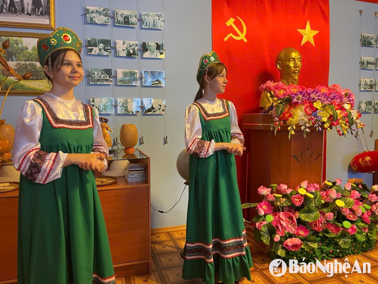 Các em học sinh Ulyanop kể chuyện về Chủ tịch Hồ CHí Minh. Ảnh: Kỳ Thanh