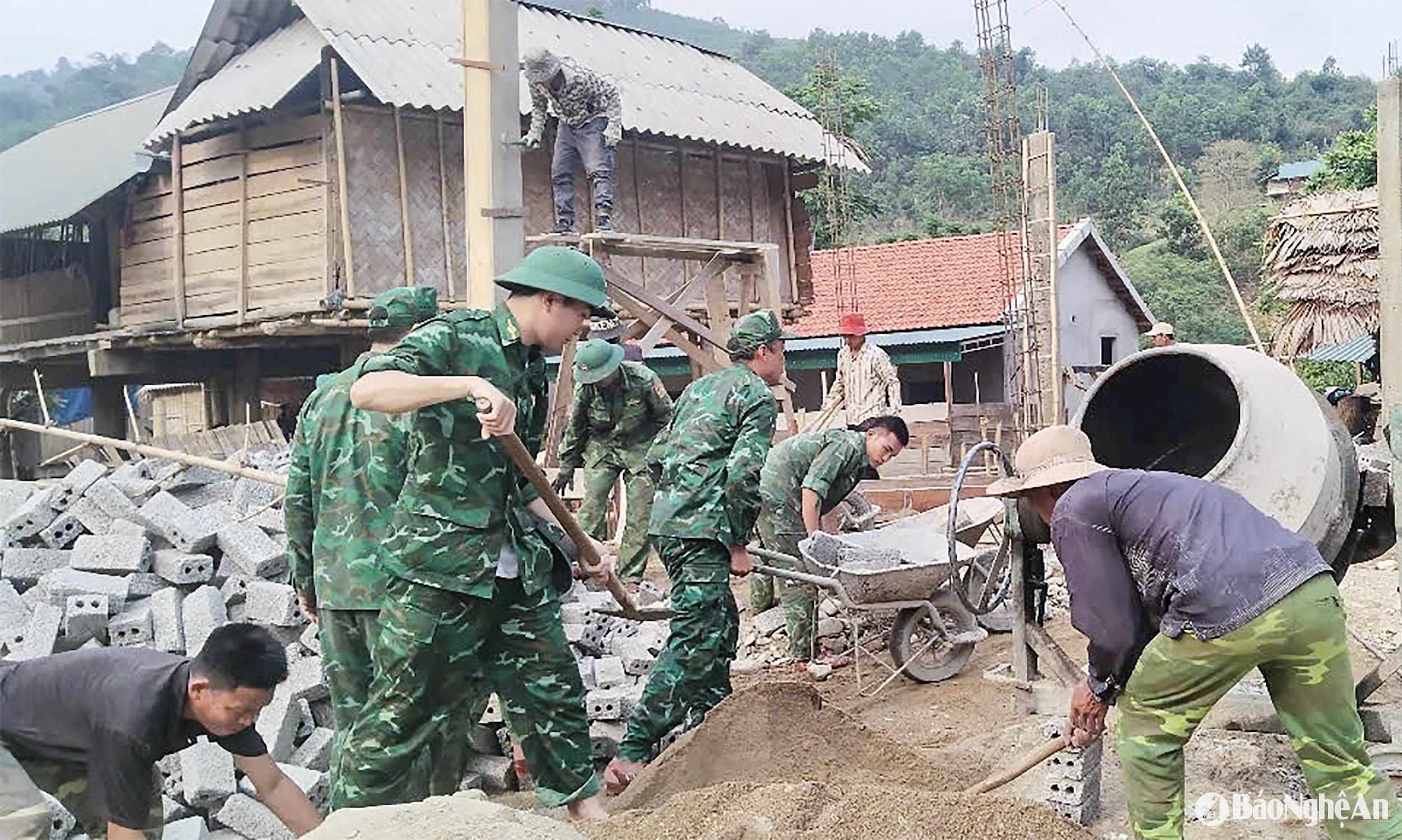 Các lực lượng tham gia hỗ trợ người dân xã Châu Khê (huyện Con Cuông) làm nhà ở. Ảnh: Mai Hoa