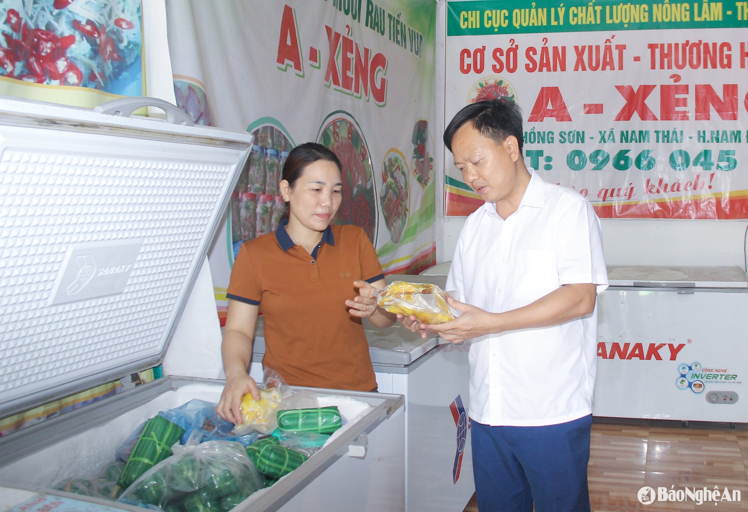 Cán bộ Phòng Nông nghiệp và Môi trường huyện Nam Đàn kiểm tra quy trình bảo quản sản phẩm dò bê đạt tiêu chuẩn OCOP. Ảnh: Mai Hoa