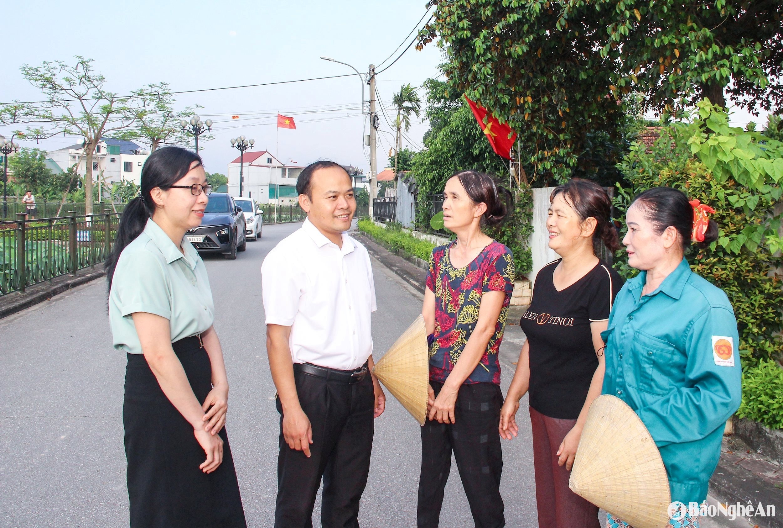  Cán bộ xã Kim Liên (huyện Nam Đàn) trao đổi với người dân về nâng cấp các tiêu chí nông thôn mới kiểu mới. Ảnh- Mai Hoa