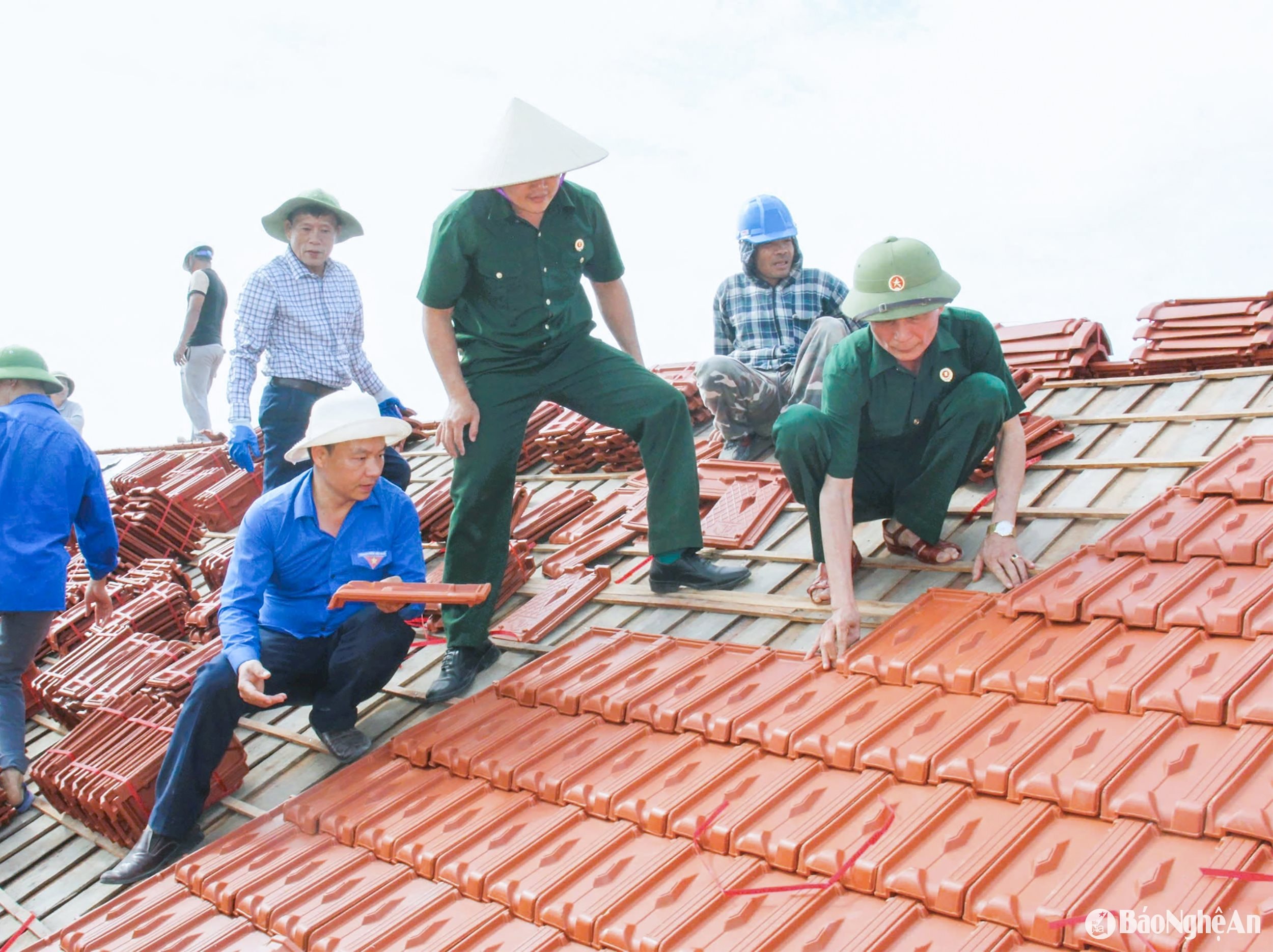 Huy động các tổ chức chính trị và xã hội hỗ trợ ngày công làm nhà cho người nghèo tại xã Quỳnh Bảng (huyện Quỳnh Lưu). Ảnh: Mai Hoa